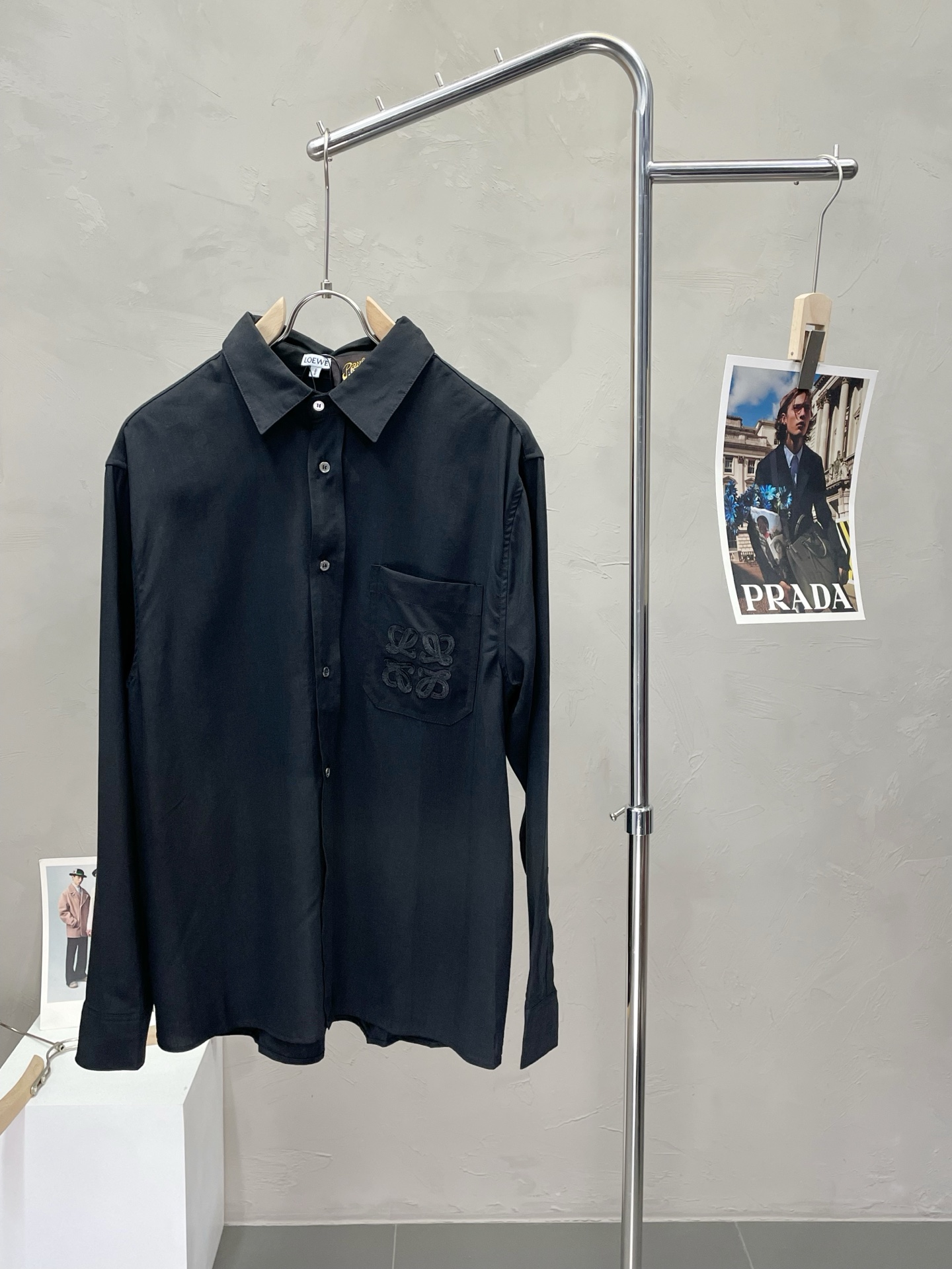 NO:439273,.LOEWE exclusively offers the latest spring and autumn shirts. The quality is even more high-end quality that cannot be picked and controlled. You can buy it directly. You cannot miss it! Through detailed pictures, you can feel its powerful aura. The imported fabric has a significant effect in keeping warm, so you don’t have to worry about a little chill! It is both fashionable and functional, and the whole style looks more luxurious and elegant! Size S-XL, loewe,loewe,shirts,alexander wang19860909.LOEWE罗意威独家专供最新春秋衬衫 品质更是无法挑剔品控可以直接入手,不容过错的高端臻品！通过细节图片便可感受到它强悍的气场,进口面料 聚温保暖效果显著,完全不用担心会有一点寒意！时尚与功能性兼备,整款显得更加的奢华大气！ 尺码S-XL,,loewe,loewe,shirts,alexander wang,Men's clothing