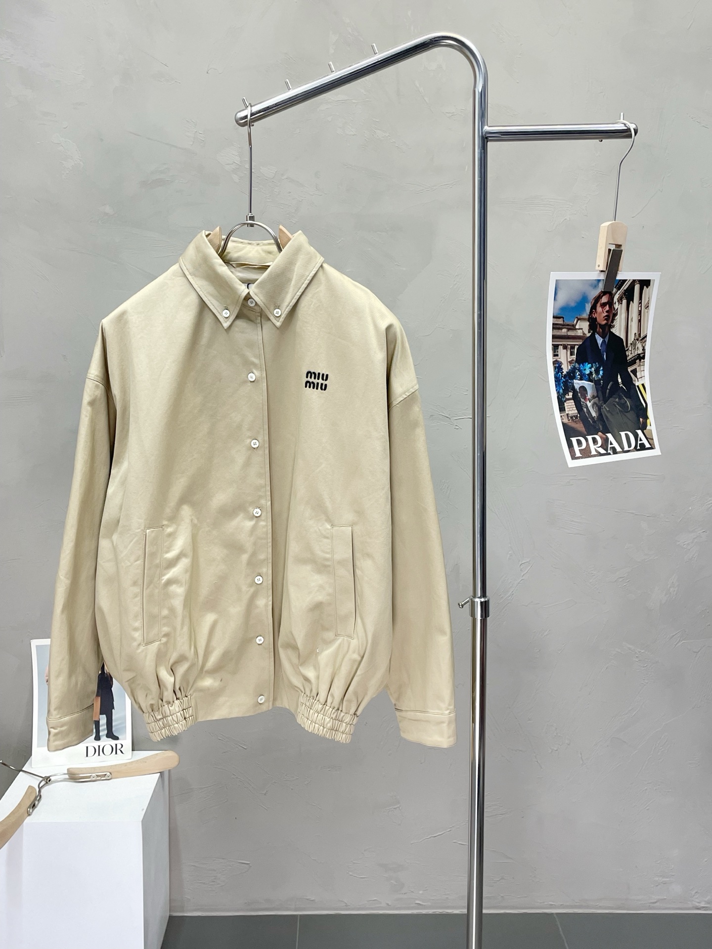 NO:439242,.Miumiu is exclusively equipped with the latest fashionable lapel jackets, a jacket with a classic design and appearance. The quality is even more unscrupulous. You can buy it directly. You can’t get it wrong! Through the detailed pictures, you can feel its powerful aura, and the warm-concentration effect is significant, so you don’t have to worry about the chill at all! It is both fashionable and functional, and the whole style looks more luxurious and elegant! Size 36.38.40.42,,miumiu,jackets & coats,jackets & coats,alexander wang19860909.Miumiu缪缪独家专供最新时尚翻领夹克,经典设计感与颜值爆棚的外套,品质更是无法挑剔品控可以直接入手,不容过错的高端臻品！通过细节图片便可感受到它强悍的气场,聚温保暖效果显著,完全不用担心会有一点寒意！时尚与功能性兼备,整款显得更加的奢华大气！ 尺码36.38.40.42,,miumiu,jackets & coats,jackets & coats,alexander wang,Men's clothing