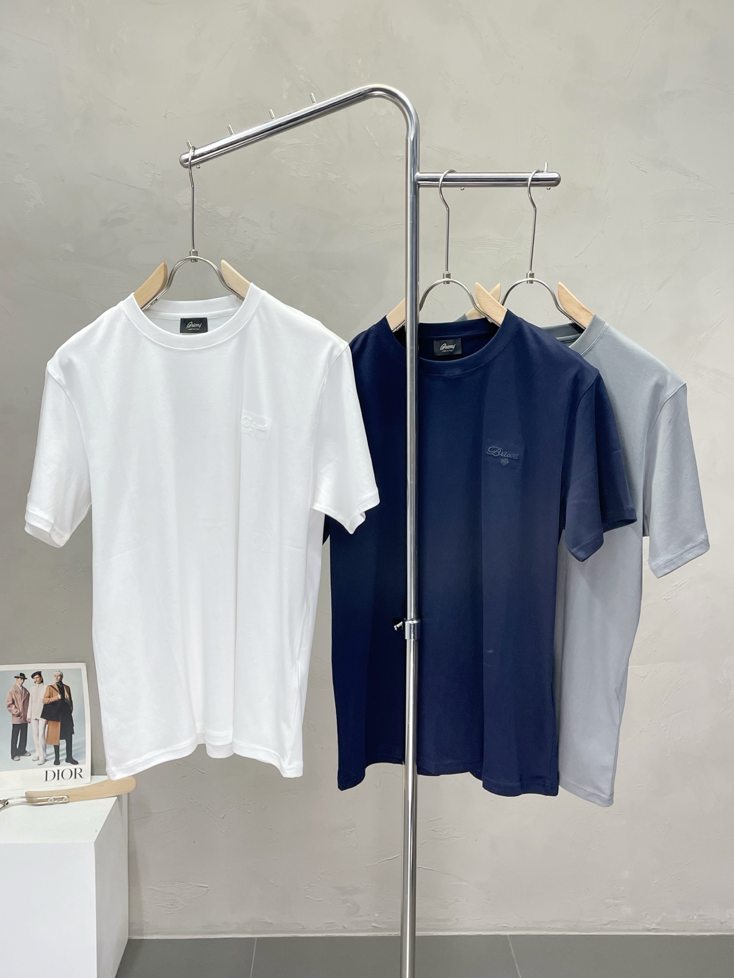 NO:439253,.Brioni exclusively offers new original single men's casual short sleeves, high-end customization, high-end version, fashionable and versatile imported fabric, super soft and delicate, skin-friendly and comfortable to wear, high-end boutique, OEM, fine-made top body, very good, men's essential items, three standards, code number M-2XL,, T-shirt, alexander wang19860909.Brioni布里奥尼独家专供新款原单男士休闲短袖 高端定制 高端版本 时尚百搭爆款进口面料 手感超柔软细腻 穿着亲肤舒适 高端精品 代工厂精细做上身非常赞 男士必备单品 三标齐全 码数M-2XL,,T-shirt,alexander wang,Men's clothing