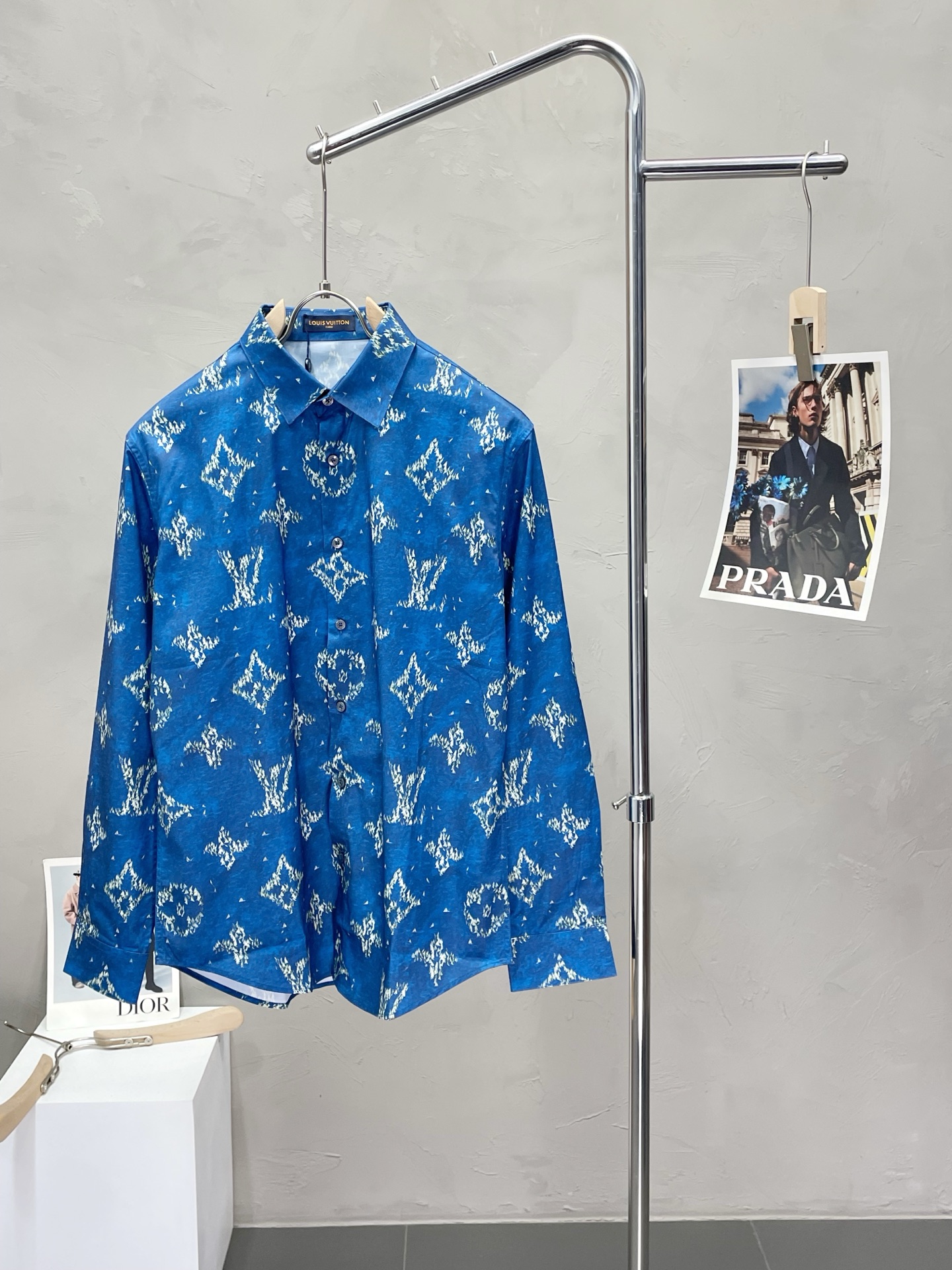 NO:439237,.Louis Vuitton exclusively offers new original single men's casual spring and autumn shirts. High-end customization. High-end version. Fashionable and versatile imported fabrics. Super soft and delicate touch. Comfortable skin-friendly and comfortable. High-end boutique. OEM is very good for fine production. Men's essential items. Complete three standards. Number M-2XL,,louis vuitton,louis vuitton,shirts,alexander wang.19860909.Louis Vuitton路易威登独家专供新款原单男士休闲春秋衬衫 高端定制 高端版本 时尚百搭爆款进口面料 手感超柔软细腻 穿着亲肤舒适 高端精品 代工厂精细做上身非常赞 男士必备单品 三标齐全 码数M-2XL,,louis vuitton,louis vuitton,shirts,alexander wang,Men's clothing