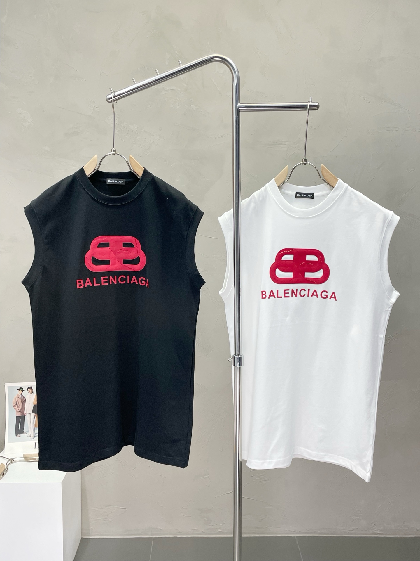 NO:451883,.Balenciaga exclusively offers new original single men's casual vest vest, high-end customization, high-version, fashionable and versatile imported fabric, super soft and delicate, skin-friendly and comfortable to wear, high-end boutique, OEM, fine-made, very good for the upper body, men's essential items, complete three standards, S-XL,,balenciaga,balenciaga,alexander wang19860909.Balenciaga巴黎世家独家专供新款原单男士休闲坎肩背心 高端定制 高版本 时尚百搭爆款进口面料 手感超柔软细腻 穿着亲肤舒适 高端精品 代工厂精细做上身非常赞 男士必备单品 三标齐全 码数S-XL,,balenciaga,balenciaga,alexander wang,Men's clothing