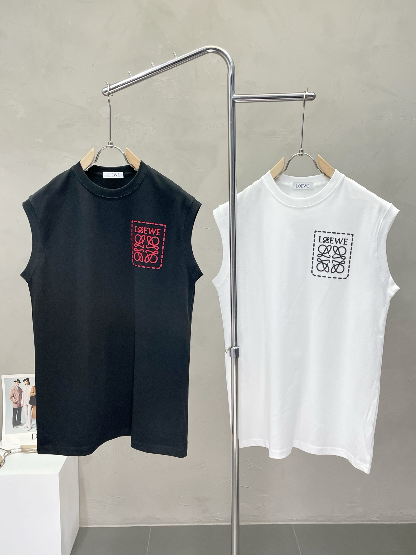 NO:439261,.LOEWE exclusively offers new original single men's casual vest vest, high-end customization, high-end version, fashionable and versatile imported fabric, super soft and delicate, skin-friendly and comfortable to wear, high-end boutique, OEM, fine-made top body, very good, men's essential items, three standards, S-XL,,loewe,loewe,alexander wang19860909.LOEWE罗意威独家专供新款原单男士休闲坎肩背心 高端定制 高版本 时尚百搭爆款进口面料 手感超柔软细腻 穿着亲肤舒适 高端精品 代工厂精细做上身非常赞 男士必备单品 三标齐全 码数S-XL,,loewe,loewe,alexander wang,Men's clothing