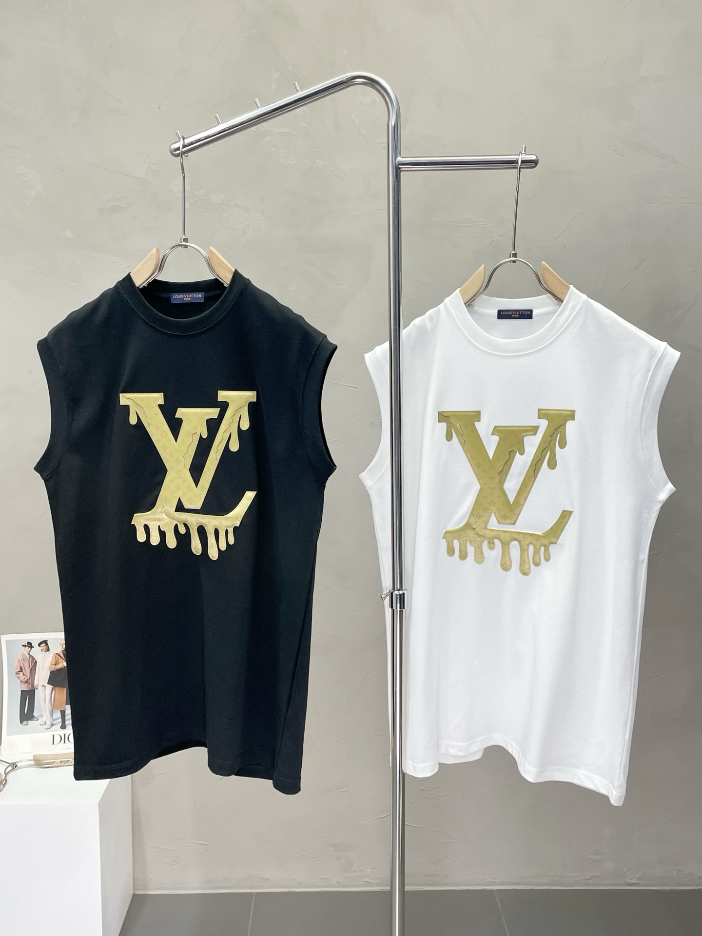 NO:439267,.Louis Vuitton exclusively offers new original single men's casual vest vest, high-end customization, high-end version, fashionable and versatile imported fabric, super soft and delicate, skin-friendly and comfortable to wear, high-end boutique, OEM, fine-made top body, very good, men's essential items, three standards, S-XL,,louis vuitton,louis vuitton,alexander wang19860909.Louis Vuitton路易威登独家专供新款原单男士休闲坎肩背心 高端定制 高版本 时尚百搭爆款进口面料 手感超柔软细腻 穿着亲肤舒适 高端精品 代工厂精细做上身非常赞 男士必备单品 三标齐全 码数S-XL,,louis vuitton,louis vuitton,alexander wang,Men's clothing