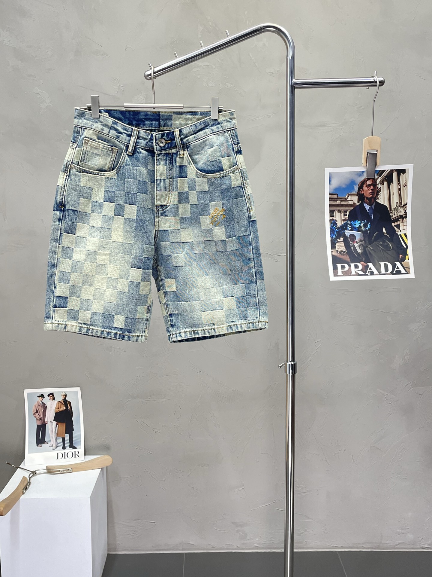 NO:451802,.Louis Vuitton exclusively for new styles of denim shorts high-end version!  Customized fabrics for counters are breathable and comfortable, with impeccable details, and the brand element design concept reflects high quality. The feel is delicate and soft!  It is casually cut, with a great upper body style!  Count 28-40, louis vuitton,louis vuitton,shorts,alexander wang19860909.Louis Vuitton路易威登独家专供新款 牛仔短裤 高端版本！专柜定制面料 透气舒适度高,细节无可挑剔,品牌元素设计理念,体现高品质.手感细腻柔软！呈现休闲裁剪,上身版型超赞！码数28-40,,louis vuitton,louis vuitton,shorts,alexander wang,Men's clothing