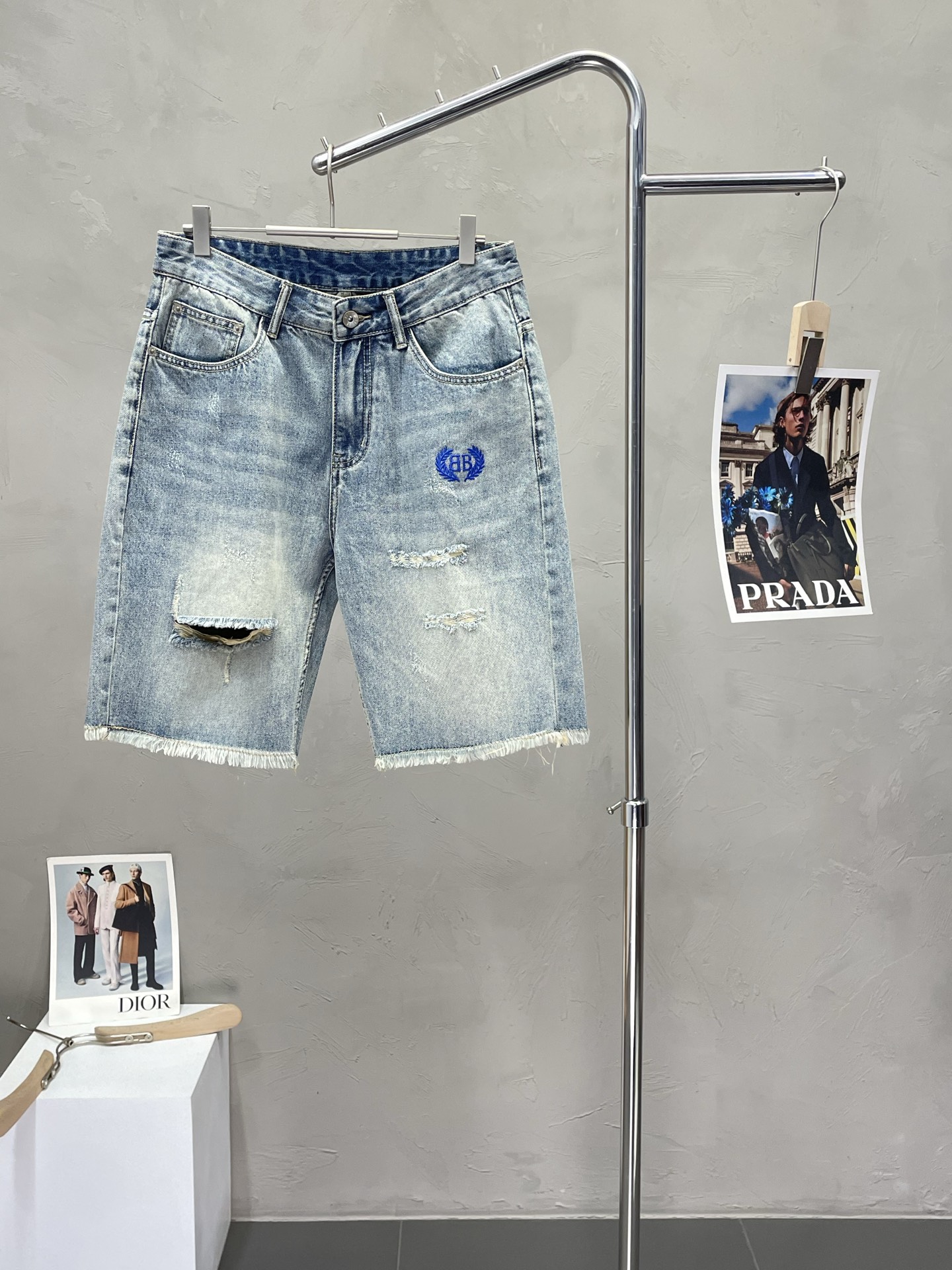 NO:451807,.Balenciaga exclusively offers new styles of denim shorts high-end version!  Customized fabrics for counters are breathable and comfortable, with impeccable details, and the brand element design concept reflects high quality. The feel is delicate and soft!  It is casually cut, with a great upper body style!  Count 28-40, balenciaga, balenciaga, shorts, alexander wang19860909.Balenciaga巴黎世家独家专供新款 牛仔短裤 高端版本！专柜定制面料 透气舒适度高,细节无可挑剔,品牌元素设计理念,体现高品质.手感细腻柔软！呈现休闲裁剪,上身版型超赞！码数28-40,,balenciaga,balenciaga,shorts,alexander wang,Men's clothing