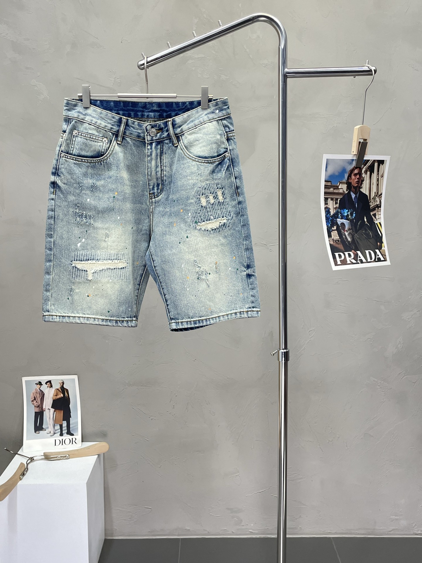 NO:439225,.Moncler mask exclusively for new styles of denim shorts high-end version!  Customized fabrics for counters are breathable and comfortable, with impeccable details, and the brand element design concept reflects high quality. The feel is delicate and soft!  It is casually cut, with a great upper body style!  Number of codes 28-40, Moncler, shorts, alexander wang19860909.Moncler蒙口独家专供新款 牛仔短裤 高端版本！专柜定制面料 透气舒适度高,细节无可挑剔,品牌元素设计理念,体现高品质.手感细腻柔软！呈现休闲裁剪,上身版型超赞！码数28-40,,Moncler,shorts,alexander wang,Men's clothing