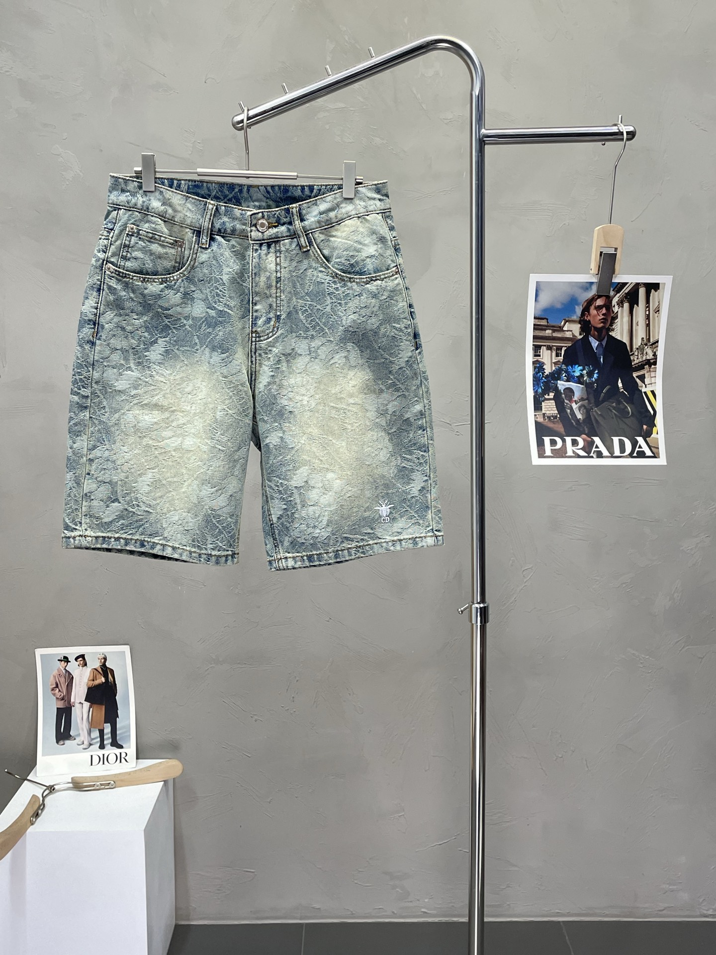 NO:451812,.Dior exclusively available for new styles of jeans and shorts high-end version!  Customized fabrics for counters are breathable and comfortable, with impeccable details, and the brand element design concept reflects high quality. The feel is delicate and soft!  It is casually cut, with a great upper body style!  Count 28-40, Dior, Dior, Shorts, Alexander wang19860909.Dior迪奥独家专供新款 牛仔短裤 高端版本！专柜定制面料 透气舒适度高,细节无可挑剔,品牌元素设计理念,体现高品质.手感细腻柔软！呈现休闲裁剪,上身版型超赞！码数28-40,,dior,dior,shorts,alexander wang,Men's clothing