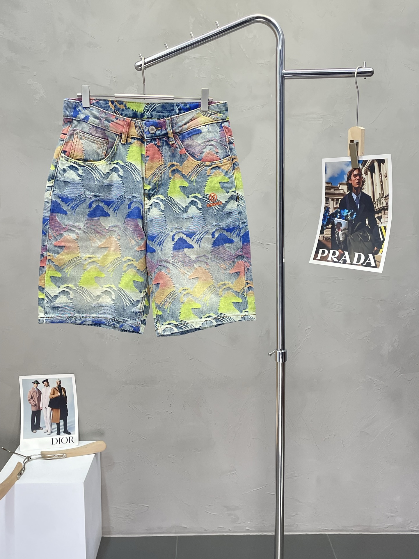 NO:451817,.Hermès exclusively offers new casual denim shorts, high-end version, counter custom fabric, breathable and comfortable, impeccable details, brand element design concept, reflecting high quality. It feels delicate and soft!  It is casually cut, with a great upper body style!  Number of codes 28-40, hermes, hermes, shorts, alexander wang19860909.Hermès爱马仕独家专供新款休闲牛仔短裤 高端版本 专柜定制面料 透气舒适度高,细节无可挑剔,品牌元素设计理念,体现高品质.手感细腻柔软！呈现休闲裁剪,上身版型超赞！码数28-40,,hermes,hermes,shorts,alexander wang,Men's clothing