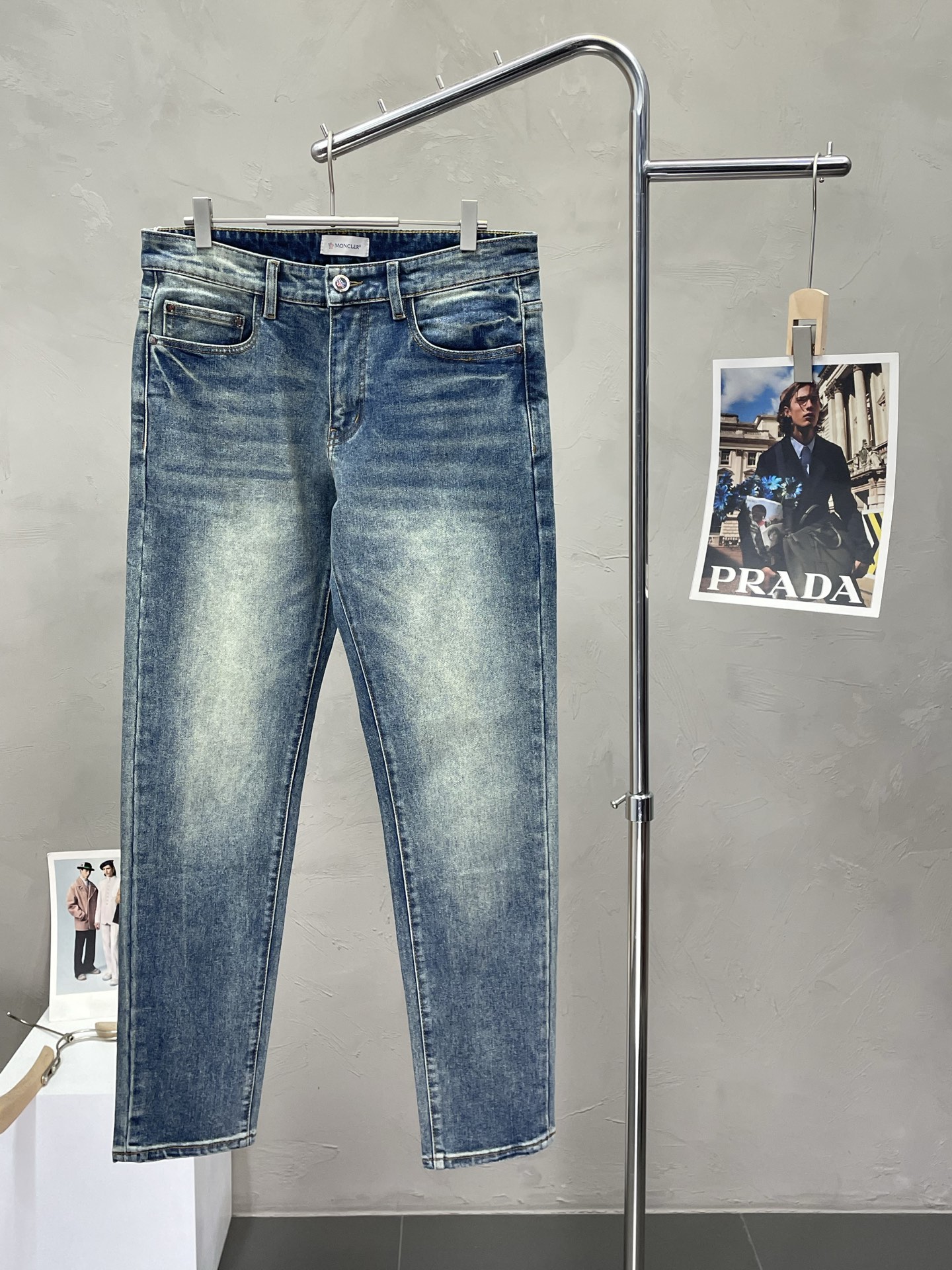 NO:439146,.Moncler mask exclusively for new styles, high-end version of casual jeans!  Customized fabrics for counters are breathable and comfortable, with impeccable details, and the brand element design concept reflects high quality. The feel is delicate and soft!  It is casually cut, with a great upper body style!  Number of codes 29-38, Moncler, jeans, alexander wang19860909.Moncler蒙口独家专供新款 休闲牛仔裤高端版本！专柜定制面料 透气舒适度高,细节无可挑剔,品牌元素设计理念,体现高品质.手感细腻柔软！呈现休闲裁剪,上身版型超赞！码数29-38,,Moncler,jeans,alexander wang,Men's clothing