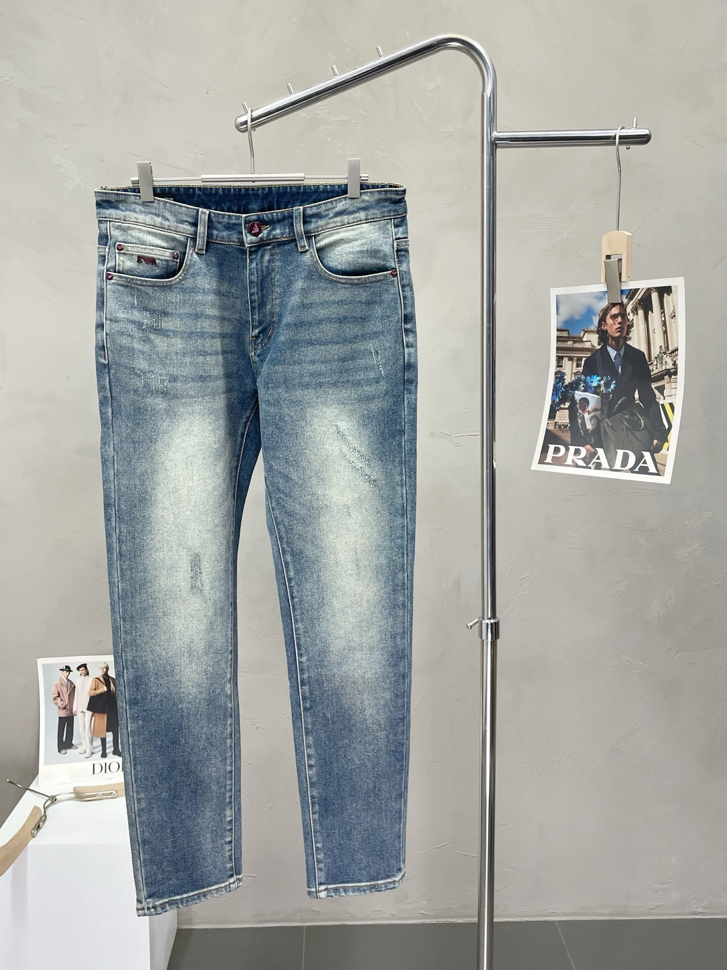 NO:439156,.Armani exclusively available in new styles, high-end version of casual jeans!  Customized fabrics for counters are breathable and comfortable, with impeccable details, and the brand element design concept reflects high quality. The feel is delicate and soft!  It is casually cut, with a great upper body style!  Count 29-38, Armani, Armani, Jeans, Alexander wang19860909.Armani阿玛尼独家专供新款 休闲牛仔裤高端版本！专柜定制面料 透气舒适度高,细节无可挑剔,品牌元素设计理念,体现高品质.手感细腻柔软！呈现休闲裁剪,上身版型超赞！码数29-38,,armani,armani,jeans,alexander wang,Men's clothing