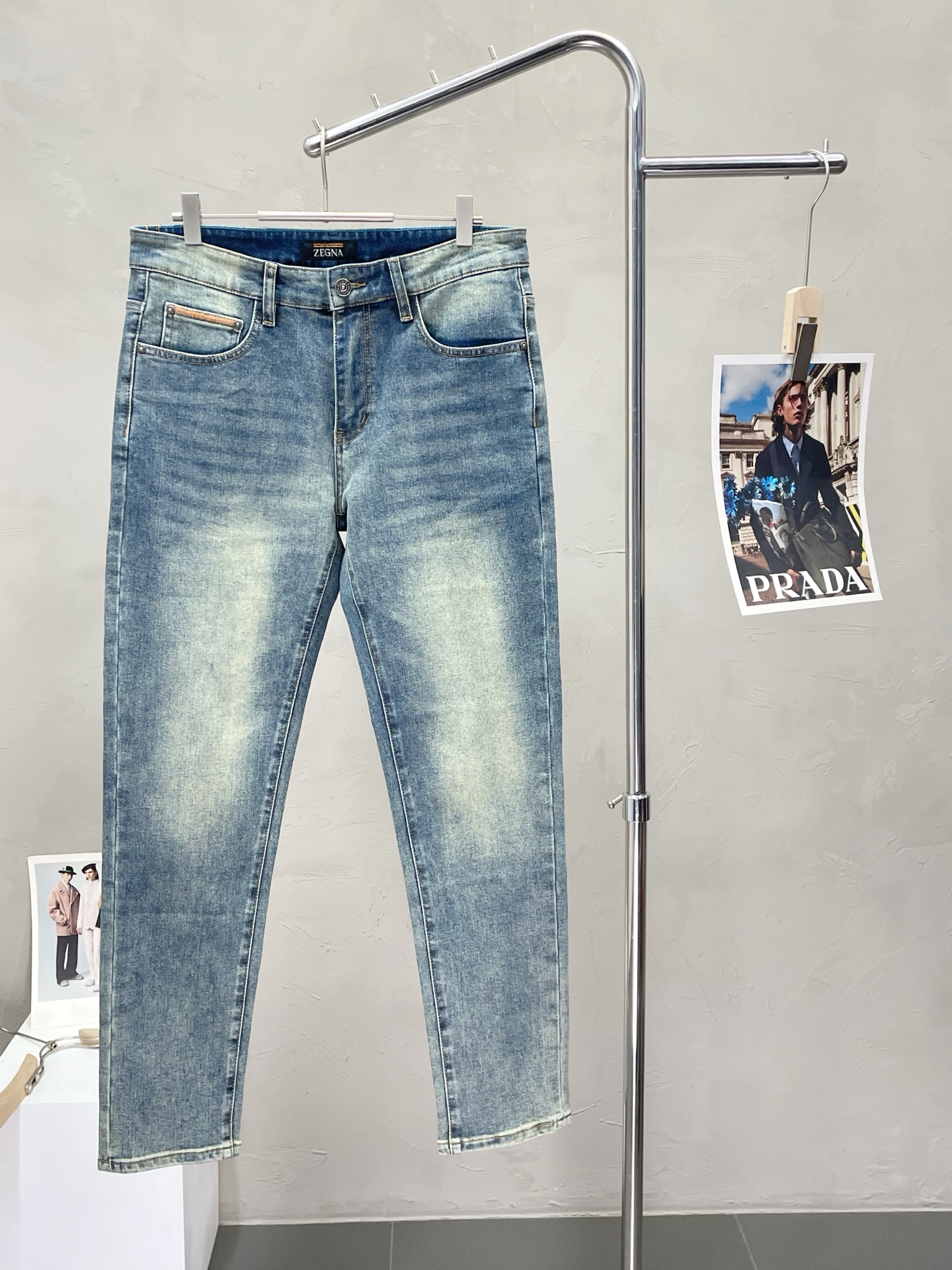 NO:439169,.ZEGNA is exclusively available in new styles, high-end version of casual jeans!  Customized fabrics for counters are breathable and comfortable, with impeccable details, and the brand element design concept reflects high quality. The feel is delicate and soft!  It is casually cut, with a great upper body style!  29-38, zegna, jeans, alexander wang19860909.ZEGNA杰尼亚独家专供新款 休闲牛仔裤高端版本！专柜定制面料 透气舒适度高,细节无可挑剔,品牌元素设计理念,体现高品质.手感细腻柔软！呈现休闲裁剪,上身版型超赞！码数29-38,,zegna,jeans,alexander wang,Men's clothing