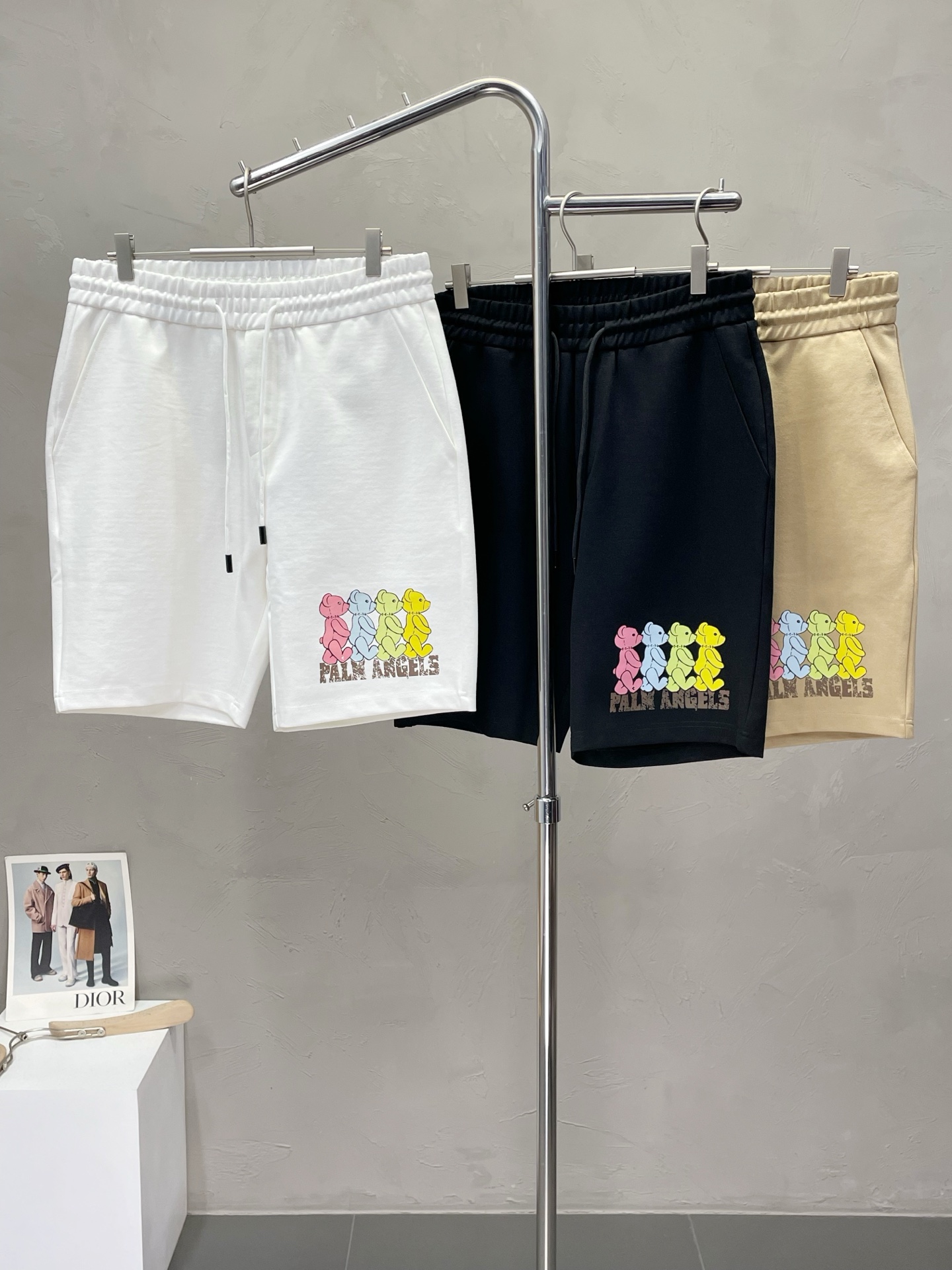 NO:439198,.Palm Angles Palm Angel exclusively for new shorts high-end versions!  Customized fabrics for counters are breathable and comfortable, with impeccable details, and the brand element design concept reflects high quality. The feel is delicate and soft!  It is casually cut, with a great upper body style!  Number of codes: M-3XL, shorts, alexander wang19860909.Palm Angles棕榈天使独家专供新款短裤高端版本！专柜定制面料 透气舒适度高,细节无可挑剔,品牌元素设计理念,体现高品质.手感细腻柔软！呈现休闲裁剪,上身版型超赞！码数: M-3XL,,shorts,alexander wang,Men's clothing