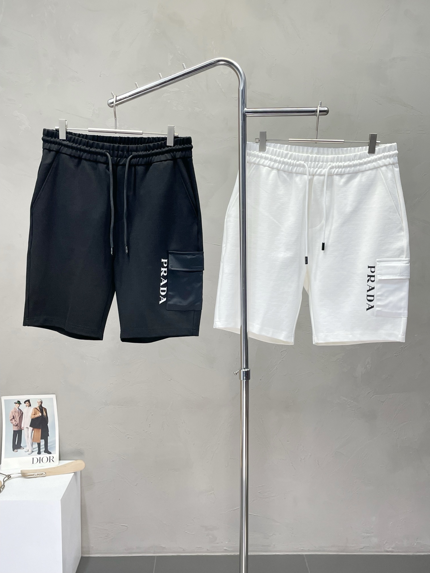 NO:451835,.Prada exclusively offers new high-end versions of shorts!  Customized fabrics for counters are breathable and comfortable, with impeccable details, and the brand element design concept reflects high quality. The feel is delicate and soft!  It is casually cut, with a great upper body style!  Number of codes: M-3XL, prada, prada, shorts, alexander wang19860909.Prada普拉达独家专供新款短裤高端版本！专柜定制面料 透气舒适度高,细节无可挑剔,品牌元素设计理念,体现高品质.手感细腻柔软！呈现休闲裁剪,上身版型超赞！码数: M-3XL,,prada,prada,shorts,alexander wang,Men's clothing