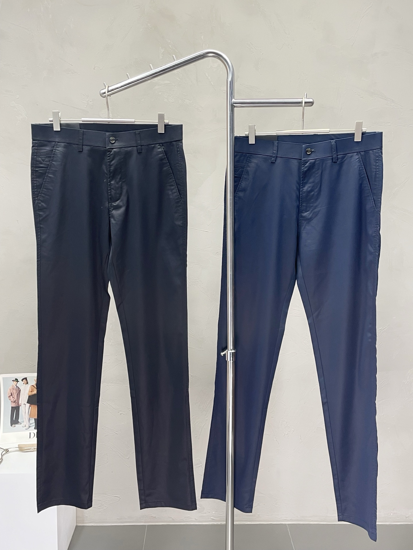 NO:451791,.Prada exclusively for new spring and summer casual pants, high-end version!  Customized fabrics for counters are breathable and comfortable, with impeccable details, and the brand element design concept reflects high quality. The feel is delicate and soft!  It is casually cut, with a great upper body style!  Number of codes 30-38, prada, prada, alexander wang19860909.Prada普拉达独家专供新款春夏休闲裤 高端版本！专柜定制面料 透气舒适度高,细节无可挑剔,品牌元素设计理念,体现高品质.手感细腻柔软！呈现休闲裁剪,上身版型超赞！码数30-38,,prada,prada,alexander wang,Men's clothing