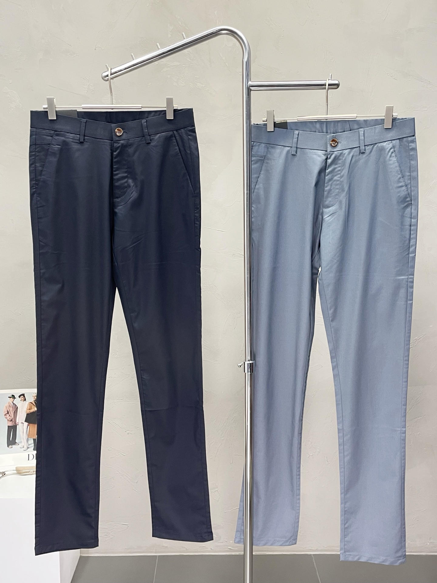 NO:439184,.ARMANI Armani exclusively offers new spring and summer casual pants, high-end version!  Customized fabrics for counters are breathable and comfortable, with impeccable details, and the brand element design concept reflects high quality. The feel is delicate and soft!  It is casually cut, with a great upper body style!  Number of codes 30-38, Armani, Armani, Alexander wang19860909.ARMANI阿玛尼独家专供新款春夏休闲裤 高端版本！专柜定制面料 透气舒适度高,细节无可挑剔,品牌元素设计理念,体现高品质.手感细腻柔软！呈现休闲裁剪,上身版型超赞！码数30-38,,armani,armani,alexander wang,Men's clothing