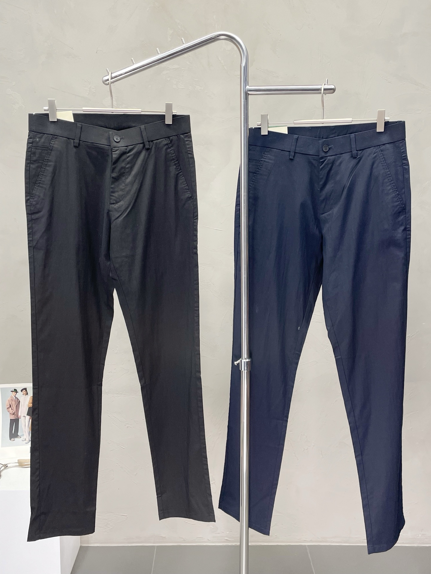 NO:451779,.Gucci exclusively offers new spring and summer casual pants, high-end version!  Customized fabrics for counters are breathable and comfortable, with impeccable details, and the brand element design concept reflects high quality. The feel is delicate and soft!  It is casually cut, with a great upper body style!  Number of codes 30-38, gucci, gucci, alexander wang19860909.Gucci古驰独家专供新款春夏休闲裤 高端版本！专柜定制面料 透气舒适度高,细节无可挑剔,品牌元素设计理念,体现高品质.手感细腻柔软！呈现休闲裁剪,上身版型超赞！码数30-38,,gucci,gucci,alexander wang,Men's clothing