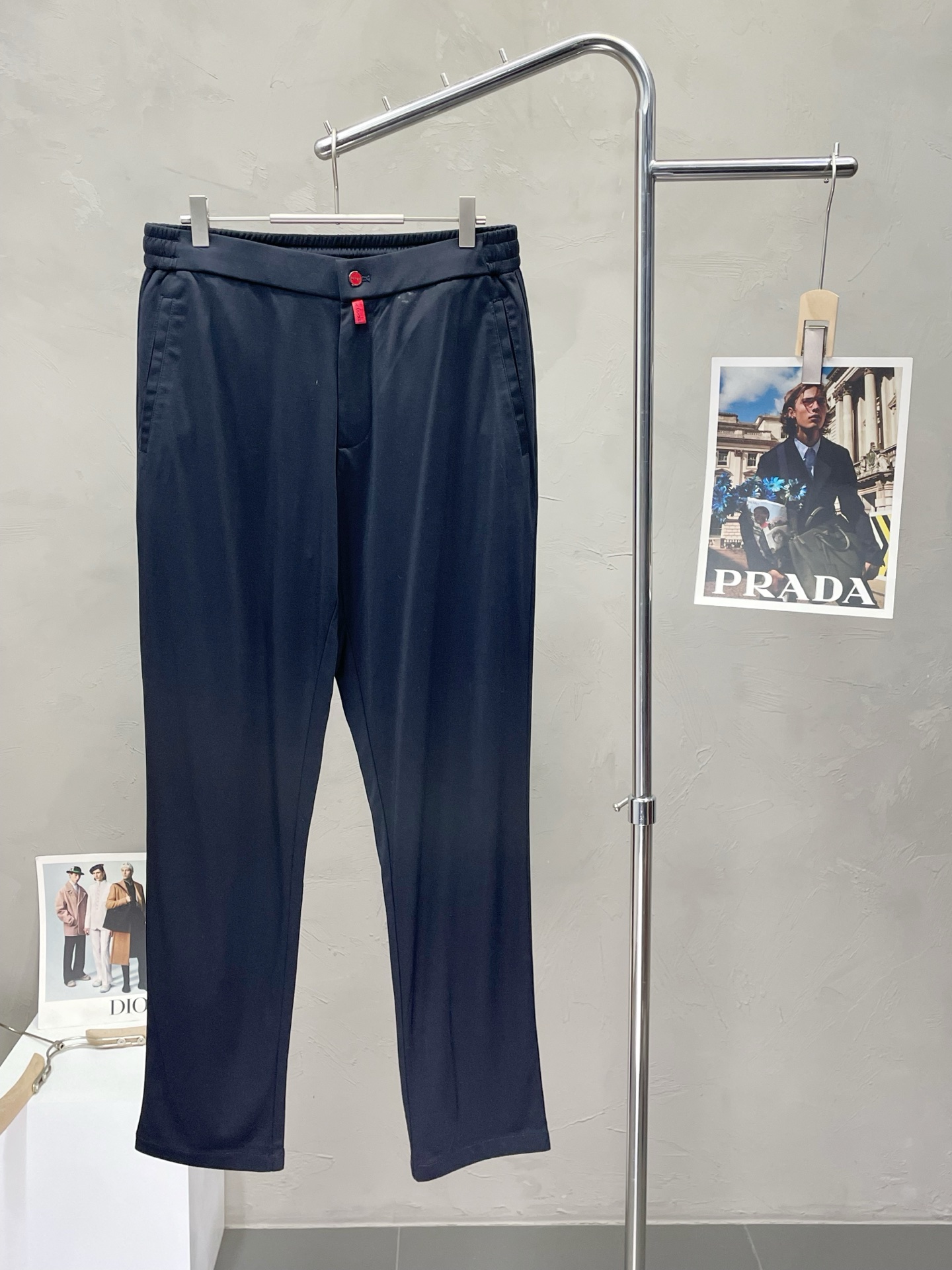 NO:451810,.Kiton exclusively offers new spring and summer casual pants, high-end version!  Customized fabrics for counters are breathable and comfortable, with impeccable details, and the brand element design concept reflects high quality. The feel is delicate and soft!  It is casually cut, with a great upper body style!  Number of codes 48-56, alexander wang19860909.Kiton独家专供新款春夏休闲裤 高端版本！专柜定制面料 透气舒适度高,细节无可挑剔,品牌元素设计理念,体现高品质.手感细腻柔软！呈现休闲裁剪,上身版型超赞！码数48-56,,alexander wang,Men's clothing