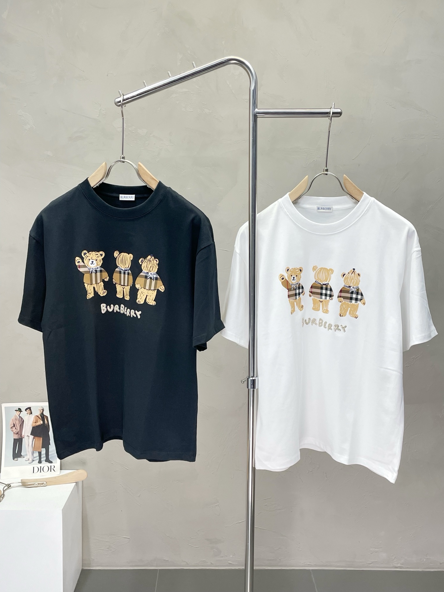 NO:443502,.Burberry Burberry exclusively offers new original single men's casual short sleeves, high-end customization, high-end version, fashionable and versatile imported fabric, super soft and delicate, skin-friendly and comfortable to wear, high-end boutique, OEM, fine production, very good for the upper body, men's essential items, complete three standards, S-2XL,,burberry,burberry,T-shirt,alexander wang19860909.Burberry巴宝莉独家专供新款原单男士休闲短袖 高端定制 高端版本 时尚百搭爆款进口面料 手感超柔软细腻 穿着亲肤舒适 高端精品 代工厂精细做上身非常赞 男士必备单品 三标齐全 码数S-2XL,,burberry,burberry,T-shirt,alexander wang,Men's clothing