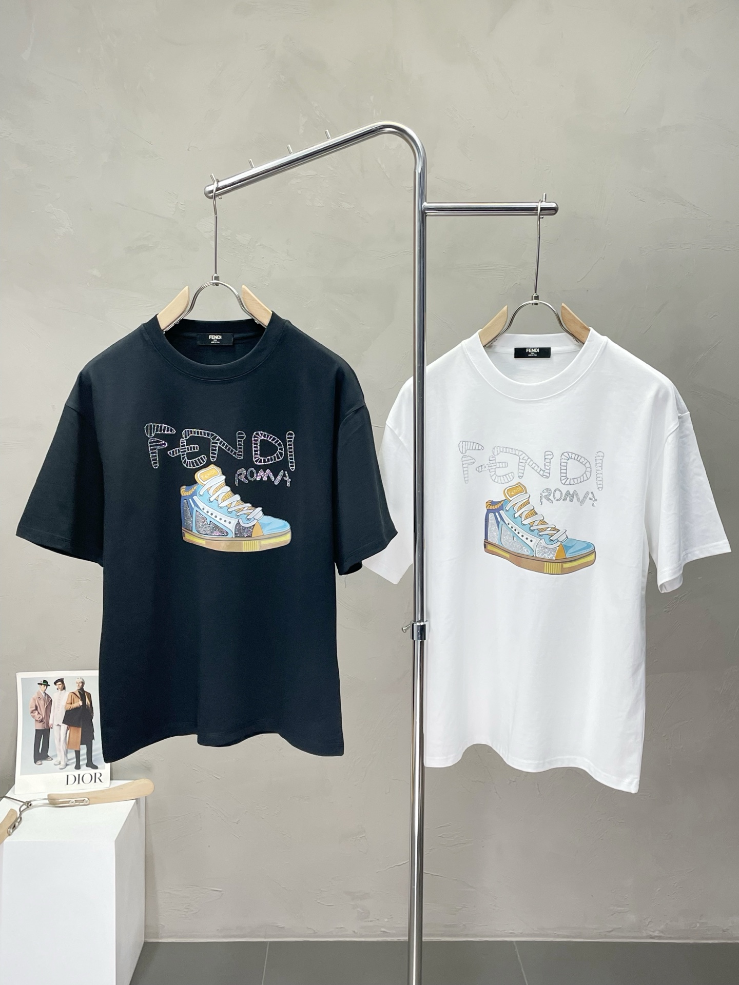 NO:451862,.FENDI exclusively offers new original single men's casual short sleeves, high-end customization, high-end version, fashionable and versatile imported fabric, super soft and delicate, skin-friendly and comfortable to wear, high-end boutique, OEM, fine-made, very good for the upper body, men's essential items, complete three standards, S-2XL,,fendi,fendi,T-shirt,alexander wang19860909.FENDI芬迪独家专供新款原单男士休闲短袖 高端定制 高端版本 时尚百搭爆款进口面料 手感超柔软细腻 穿着亲肤舒适 高端精品 代工厂精细做上身非常赞 男士必备单品 三标齐全 码数S-2XL,,fendi,fendi,T-shirt,alexander wang,Men's clothing