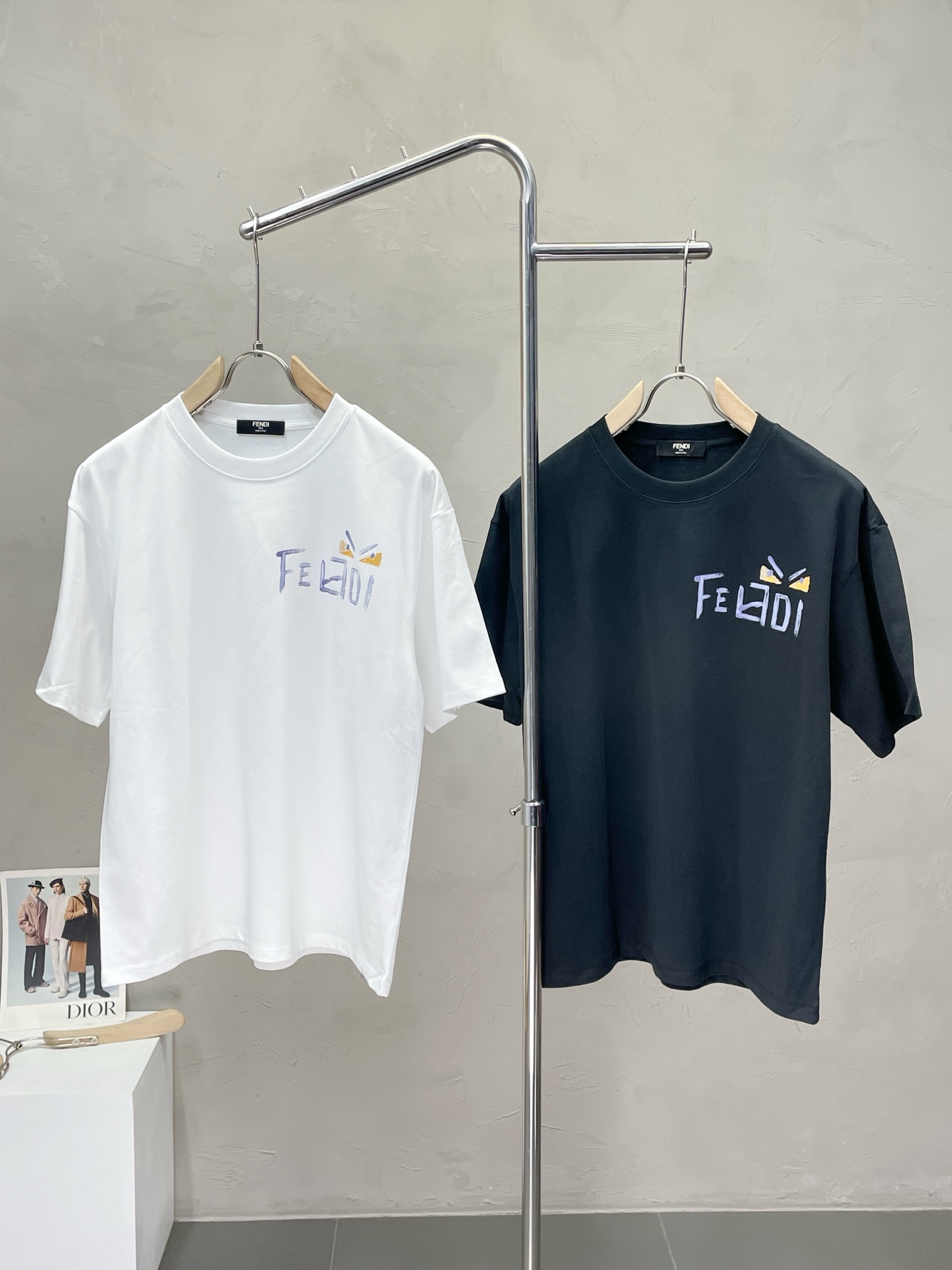 NO:443509,.FENDI exclusively offers new original single men's casual short sleeves, high-end customization, high-end version, fashionable and versatile imported fabric, super soft and delicate, skin-friendly and comfortable to wear, high-end boutique, OEM, fine-made, very good for the upper body, men's essential items, complete three standards, S-2XL,,fendi,fendi,T-shirt,alexander wang19860909.FENDI芬迪独家专供新款原单男士休闲短袖 高端定制 高端版本 时尚百搭爆款进口面料 手感超柔软细腻 穿着亲肤舒适 高端精品 代工厂精细做上身非常赞 男士必备单品 三标齐全 码数S-2XL,,fendi,fendi,T-shirt,alexander wang,Men's clothing