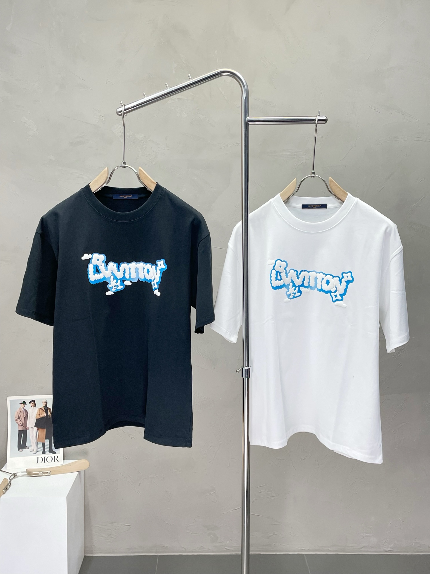 NO:443518,.Louis Vuitton exclusively offers new original single men's casual short sleeves, high-end customization, high-end version, fashionable and versatile imported fabric, super soft and delicate, skin-friendly and comfortable to wear, high-end boutique, OEM, fine-made top body, very good, men's essential items, three standards, S-2XL,,louis vuitton,louis vuitton,T-shirt,alexander wang19860909.Louis Vuitton路易威登独家专供新款原单男士休闲短袖 高端定制 高端版本 时尚百搭爆款进口面料 手感超柔软细腻 穿着亲肤舒适 高端精品 代工厂精细做上身非常赞 男士必备单品 三标齐全 码数S-2XL,,louis vuitton,louis vuitton,T-shirt,alexander wang,Men's clothing