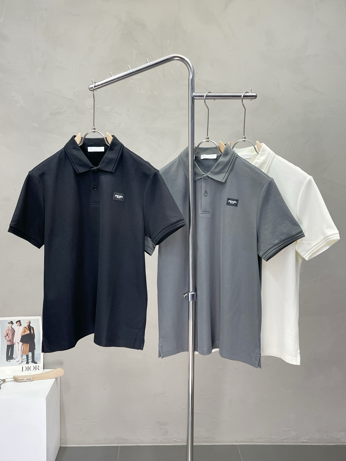 NO:451832,.Prada exclusively offers new original single men's casual short sleeves, high-end customization, high-end version, fashionable and versatile imported fabric, super soft and delicate, skin-friendly and comfortable to wear, high-end boutique, OEM, fine production, very good for the upper body, men's essential items, three standards, M-3XL,,prada,prada,T-shirt,alexander wang19860909.Prada普拉达独家专供新款原单男士休闲短袖 高端定制 高端版本 时尚百搭爆款进口面料 手感超柔软细腻 穿着亲肤舒适 高端精品 代工厂精细做上身非常赞 男士必备单品 三标齐全 码数M-3XL,,prada,prada,T-shirt,alexander wang,Men's clothing