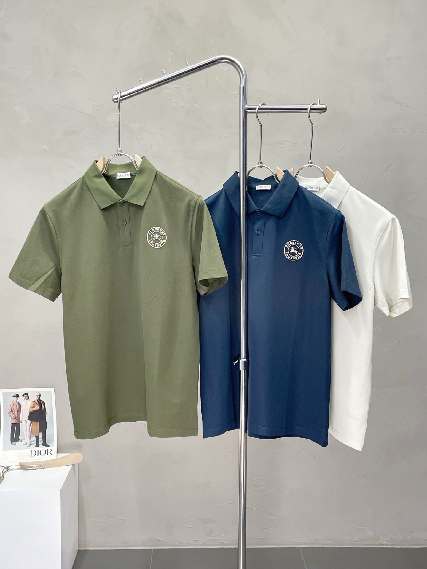 NO:451836,.Burberry Burberry exclusively offers new original single men's casual short sleeves, high-end customization, high-end version, fashionable and versatile imported fabric, super soft and delicate, skin-friendly and comfortable to wear, high-end boutique, OEM, fine production, very good for the upper body, men's essential items, complete three standards, M-3XL,,burberry,burberry,T-shirt,alexander wang19860909.Burberry巴宝莉独家专供新款原单男士休闲短袖 高端定制 高端版本 时尚百搭爆款进口面料 手感超柔软细腻 穿着亲肤舒适 高端精品 代工厂精细做上身非常赞 男士必备单品 三标齐全 码数M-3XL,,burberry,burberry,T-shirt,alexander wang,Men's clothing