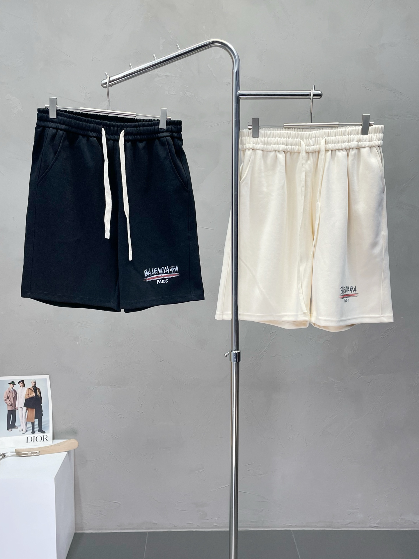 NO:451839,.Balenciaga exclusively offers new spring and summer casual shorts, high-end version!  Customized fabrics for counters are breathable and comfortable, with impeccable details, and the brand element design concept reflects high quality. The feel is delicate and soft!  It is casually cut, with a great upper body style!  S-2XL, balenciaga, balenciaga, shorts, alexander wang19860909.Balenciaga巴黎世家独家专供新款春夏休闲短裤 高端版本！专柜定制面料 透气舒适度高,细节无可挑剔,品牌元素设计理念,体现高品质.手感细腻柔软！呈现休闲裁剪,上身版型超赞！码数S-2XL,,balenciaga,balenciaga,shorts,alexander wang,Men's clothing