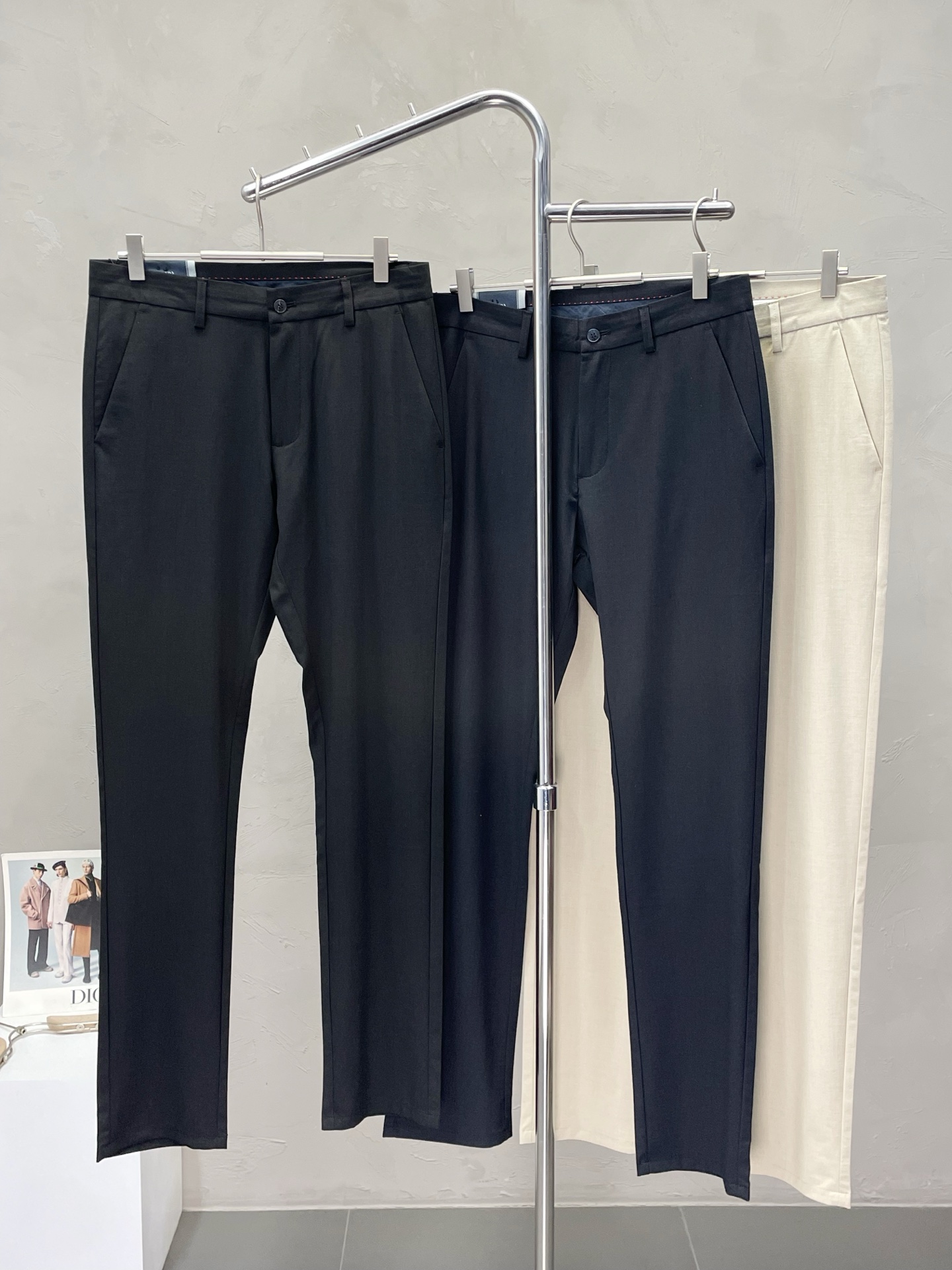 NO:451805,.Prada exclusively offers new casual pants, high-end version, custom-made counter fabric, breathable and comfortable, impeccable details, brand element design concept, reflecting high quality. It feels delicate and soft!  It is casually cut, with a great upper body style!  Number of codes 30-38 (no 37), prada, prada, alexander wang19860909.Prada普拉达独家专供新款休闲裤 高端版本 专柜定制面料 透气舒适度高,细节无可挑剔,品牌元素设计理念,体现高品质.手感细腻柔软！呈现休闲裁剪,上身版型超赞！码数30-38（无37）,,prada,prada,alexander wang,Men's clothing