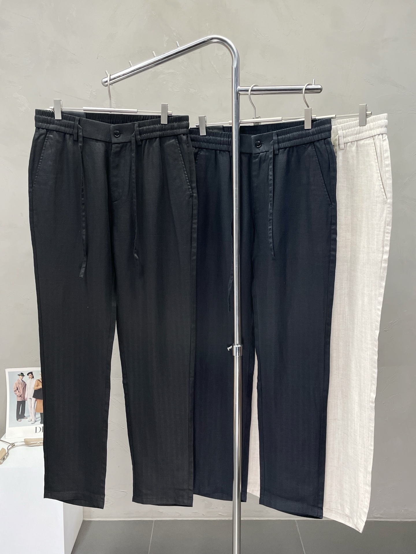 NO:451819,.ZEGNA exclusively offers new casual pants, high-end version, custom linen fabric for counter, breathable and comfortable, impeccable details, brand element design concept, reflecting high quality. It feels delicate and soft!  It is casually cut, with a great upper body style!  Number of codes 30-38 (no 37), zegna,alexander wang19860909.ZEGNA杰尼亚独家专供新款休闲裤 高端版本 专柜定制亚麻面料 透气舒适度高,细节无可挑剔,品牌元素设计理念,体现高品质.手感细腻柔软！呈现休闲裁剪,上身版型超赞！码数30-38（无37）,,zegna,alexander wang,Men's clothing