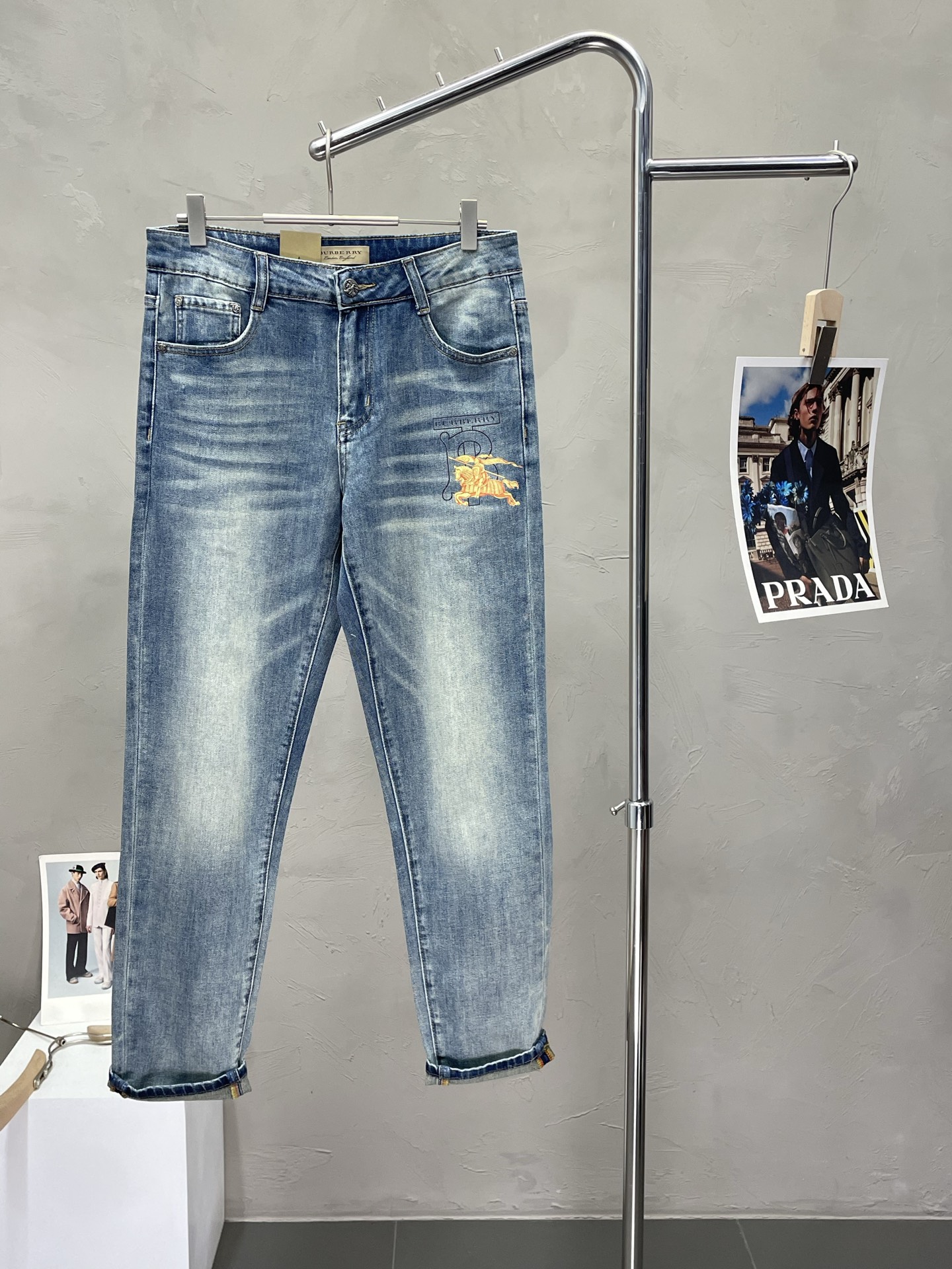 NO:451773,.Burberry exclusively offers the new high-end version of jeans!  Customized fabrics for counters are breathable and comfortable, with impeccable details, and the brand element design concept reflects high quality. The feel is delicate and soft!  It is casually cut, with a great upper body style!  Number of codes 28-38 (with 35 without 37), Burberry, Burberry, Jeans, Alexander wang19860909.Burberry巴宝莉独家专供新款牛仔裤高端版本！专柜定制面料 透气舒适度高,细节无可挑剔,品牌元素设计理念,体现高品质.手感细腻柔软！呈现休闲裁剪,上身版型超赞！码数28-38（有35无37）,,burberry,burberry,jeans,alexander wang,Men's clothing