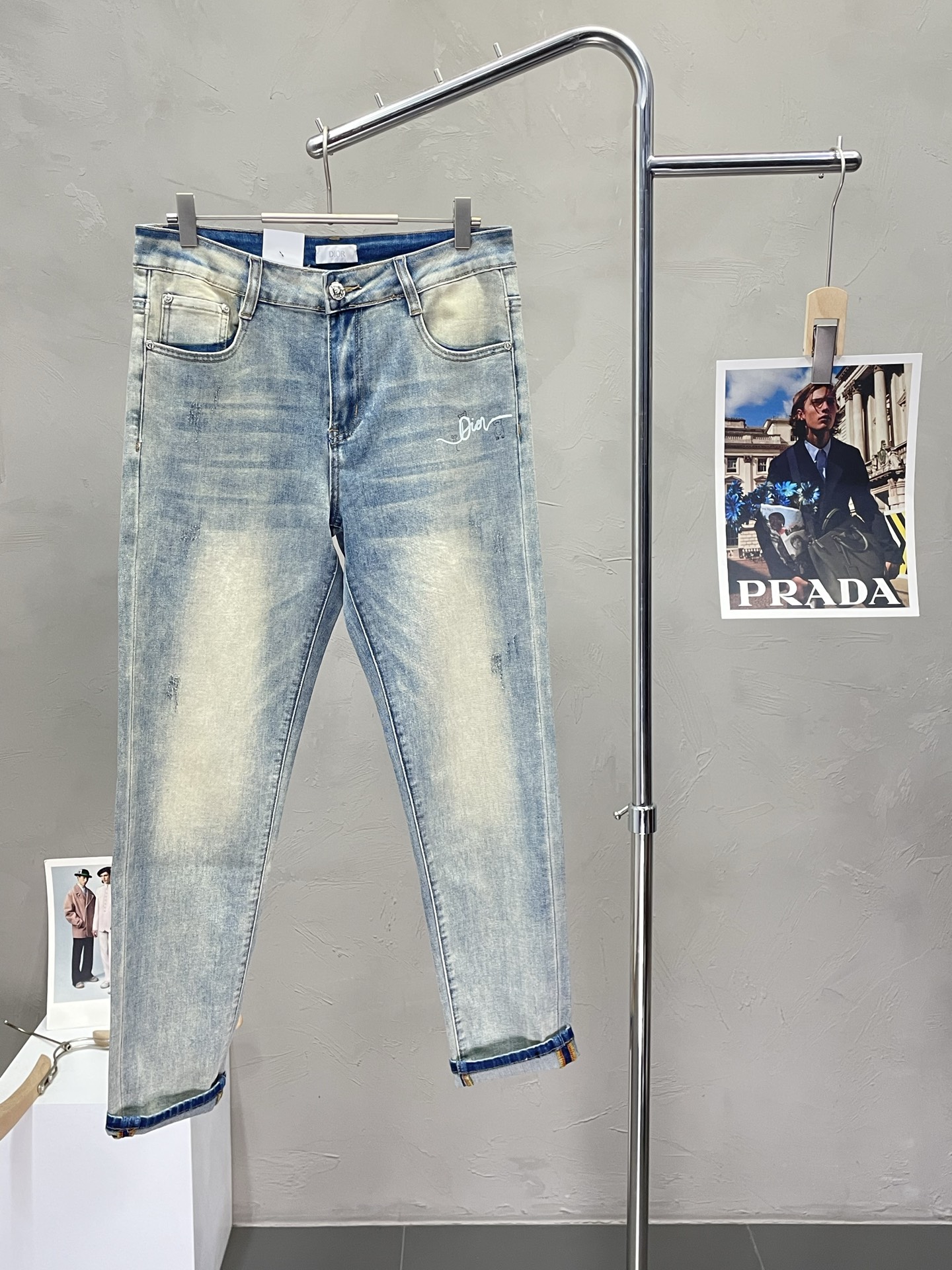 NO:443540,.Dior exclusively offers new high-end jeans!  Customized fabrics for counters are breathable and comfortable, with impeccable details, and the brand element design concept reflects high quality. The feel is delicate and soft!  It is casually cut, with a great upper body style!  Number of codes 28-38 (with 35 without 37), Dior, Dior, Jeans, Alexander wang19860909.Dior迪奥独家专供新款牛仔裤高端版本！专柜定制面料 透气舒适度高,细节无可挑剔,品牌元素设计理念,体现高品质.手感细腻柔软！呈现休闲裁剪,上身版型超赞！码数28-38（有35无37）,,dior,dior,jeans,alexander wang,Men's clothing