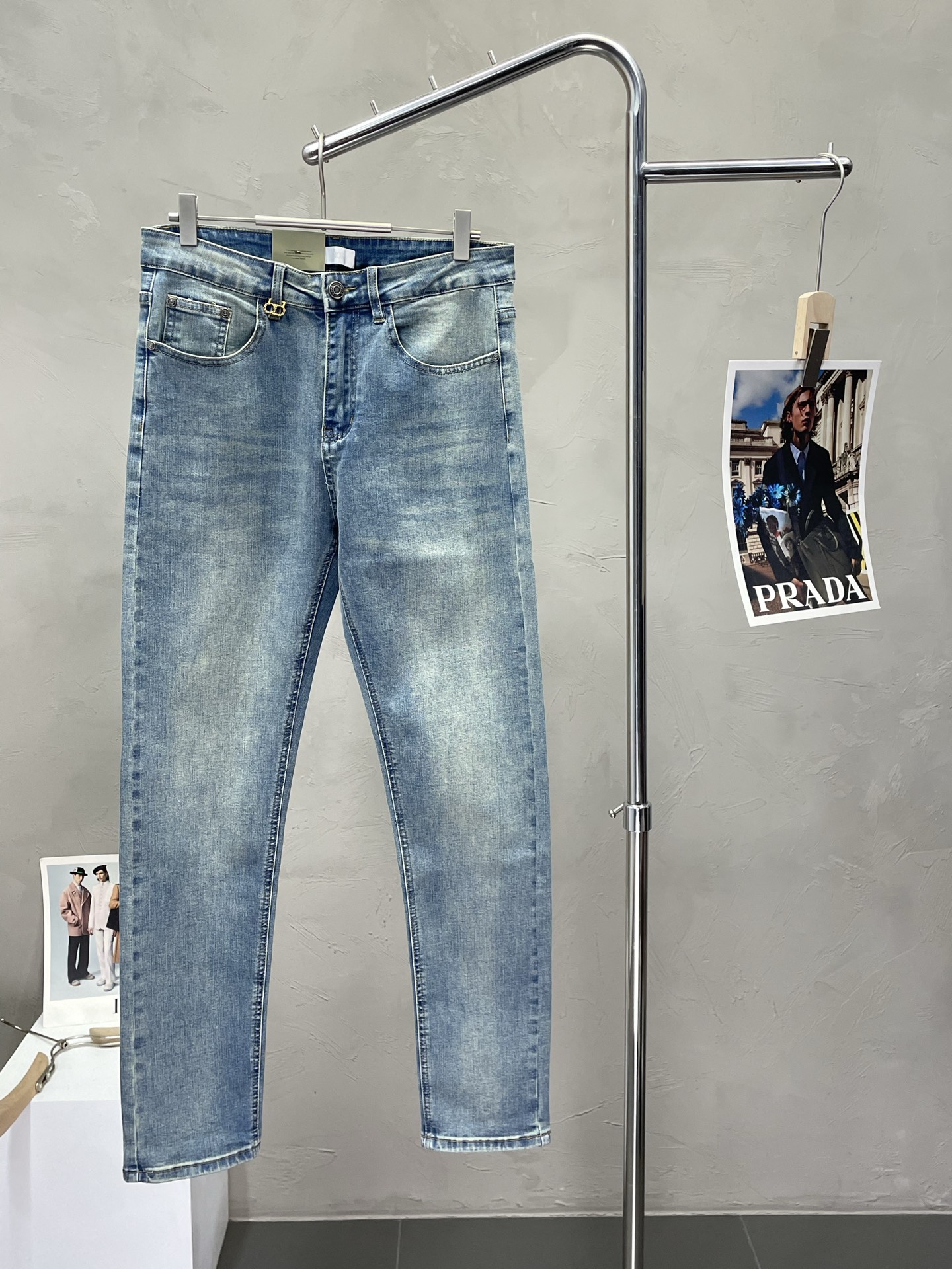 NO:451761,.Dior exclusively offers new high-end jeans!  Customized fabrics for counters are breathable and comfortable, with impeccable details, and the brand element design concept reflects high quality. The feel is delicate and soft!  It is casually cut, with a great upper body style!  Number of codes 29-40 (no 37.39), dior,dior,jeans,alexander wang19860909.Dior迪奥独家专供新款牛仔裤高端版本！专柜定制面料 透气舒适度高,细节无可挑剔,品牌元素设计理念,体现高品质.手感细腻柔软！呈现休闲裁剪,上身版型超赞！码数29-40（无37.39）,,dior,dior,jeans,alexander wang,Men's clothing