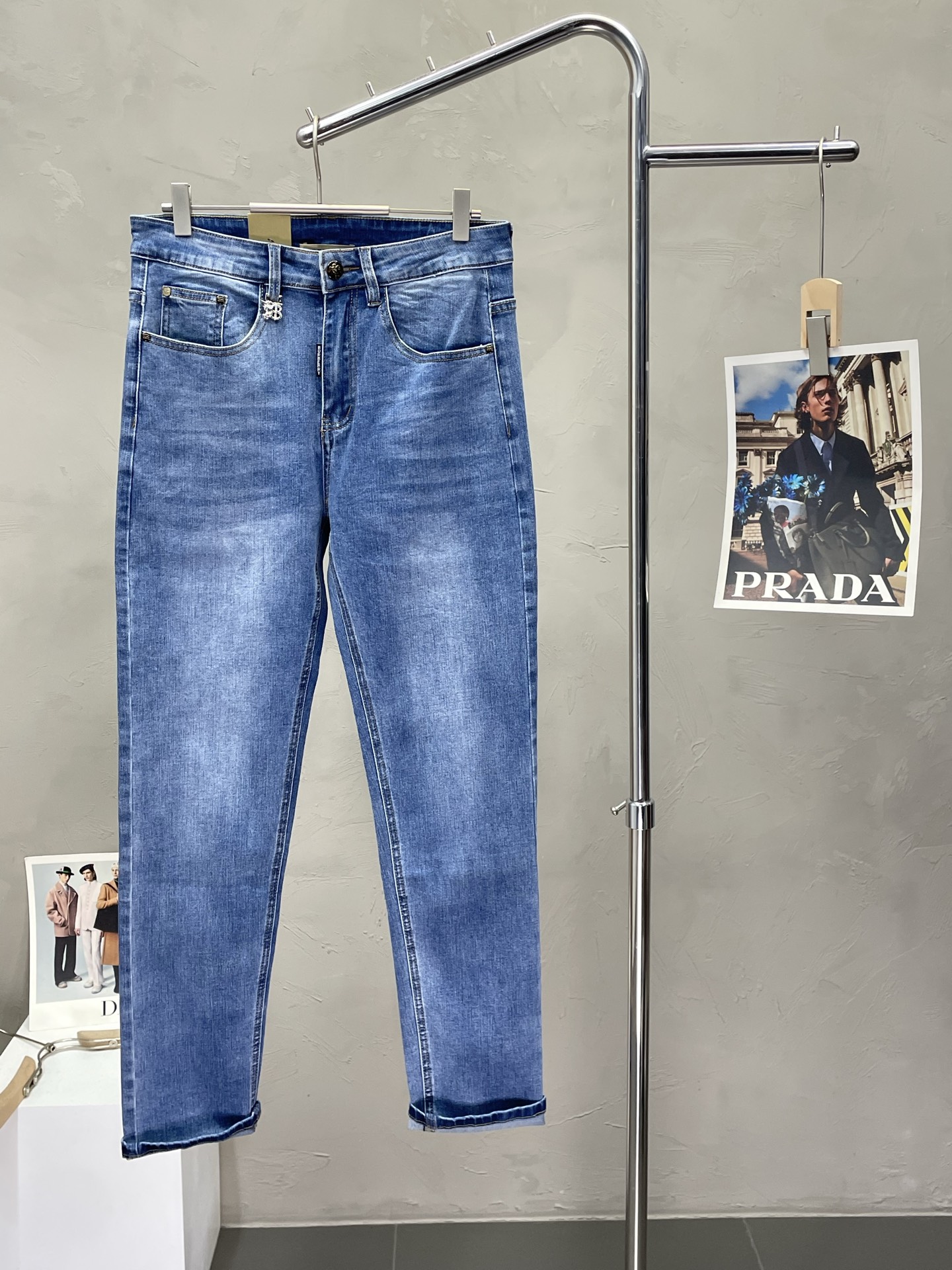 NO:451753,.Burberry exclusively offers the new high-end version of jeans!  Customized fabrics for counters are breathable and comfortable, with impeccable details, and the brand element design concept reflects high quality. The feel is delicate and soft!  It is casually cut, with a great upper body style!  Number of codes 29-40 (no 37.39), burberry, burberry, jeans, alexander wang19860909.Burberry巴宝莉独家专供新款牛仔裤高端版本！专柜定制面料 透气舒适度高,细节无可挑剔,品牌元素设计理念,体现高品质.手感细腻柔软！呈现休闲裁剪,上身版型超赞！码数29-40（无37.39）,,burberry,burberry,jeans,alexander wang,Men's clothing