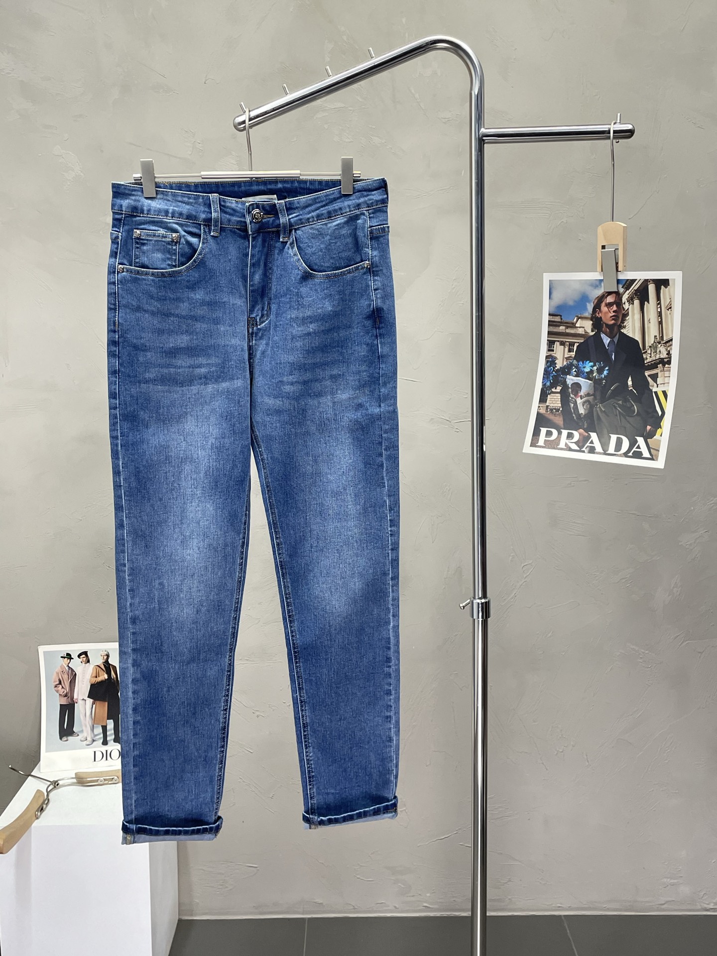 NO:443533,.Moncler hooded exclusively for new high-end jeans!  Customized fabrics for counters are breathable and comfortable, with impeccable details, and the brand element design concept reflects high quality. The feel is delicate and soft!  It is casually cut, with a great upper body style!  Number of codes 29-40 (no 37.39), Moncler, jeans, alexander wang19860909.Moncler蒙口独家专供新款牛仔裤高端版本！专柜定制面料 透气舒适度高,细节无可挑剔,品牌元素设计理念,体现高品质.手感细腻柔软！呈现休闲裁剪,上身版型超赞！码数29-40（无37.39）,,Moncler,jeans,alexander wang,Men's clothing