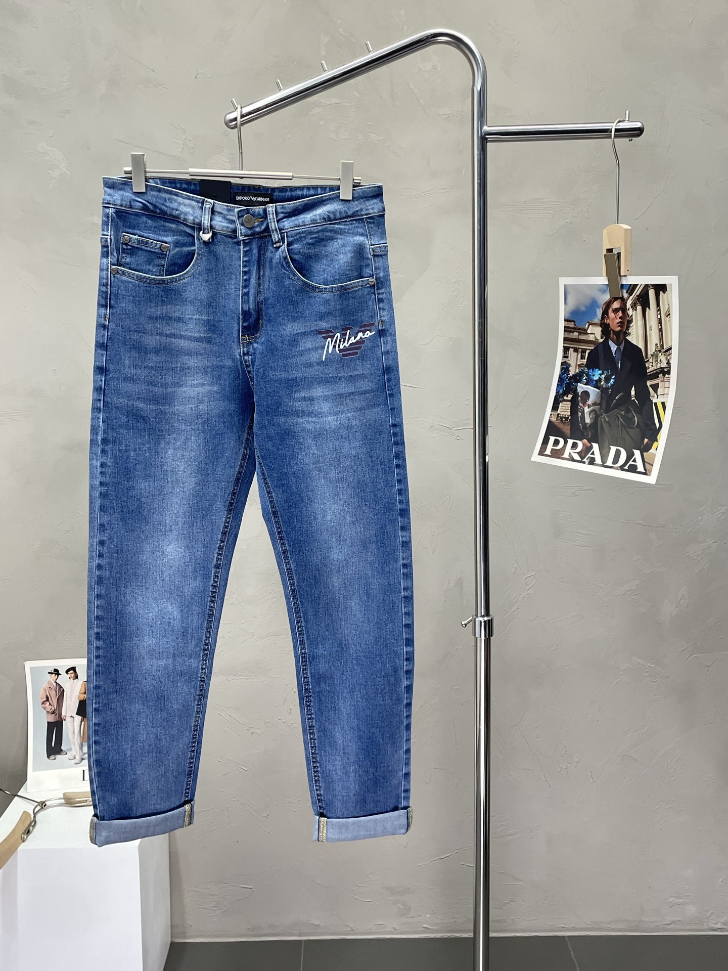 NO:451795,.ARMANI exclusively offers the new high-end version of jeans!  Customized fabrics for counters are breathable and comfortable, with impeccable details, and the brand element design concept reflects high quality. The feel is delicate and soft!  It is casually cut, with a great upper body style!  Number of codes 29-40 (no 37.39), Armani, Armani, Jeans, Alexander wang19860909.ARMANI阿玛尼独家专供新款牛仔裤高端版本！专柜定制面料 透气舒适度高,细节无可挑剔,品牌元素设计理念,体现高品质.手感细腻柔软！呈现休闲裁剪,上身版型超赞！码数29-40（无37.39）,,armani,armani,jeans,alexander wang,Men's clothing