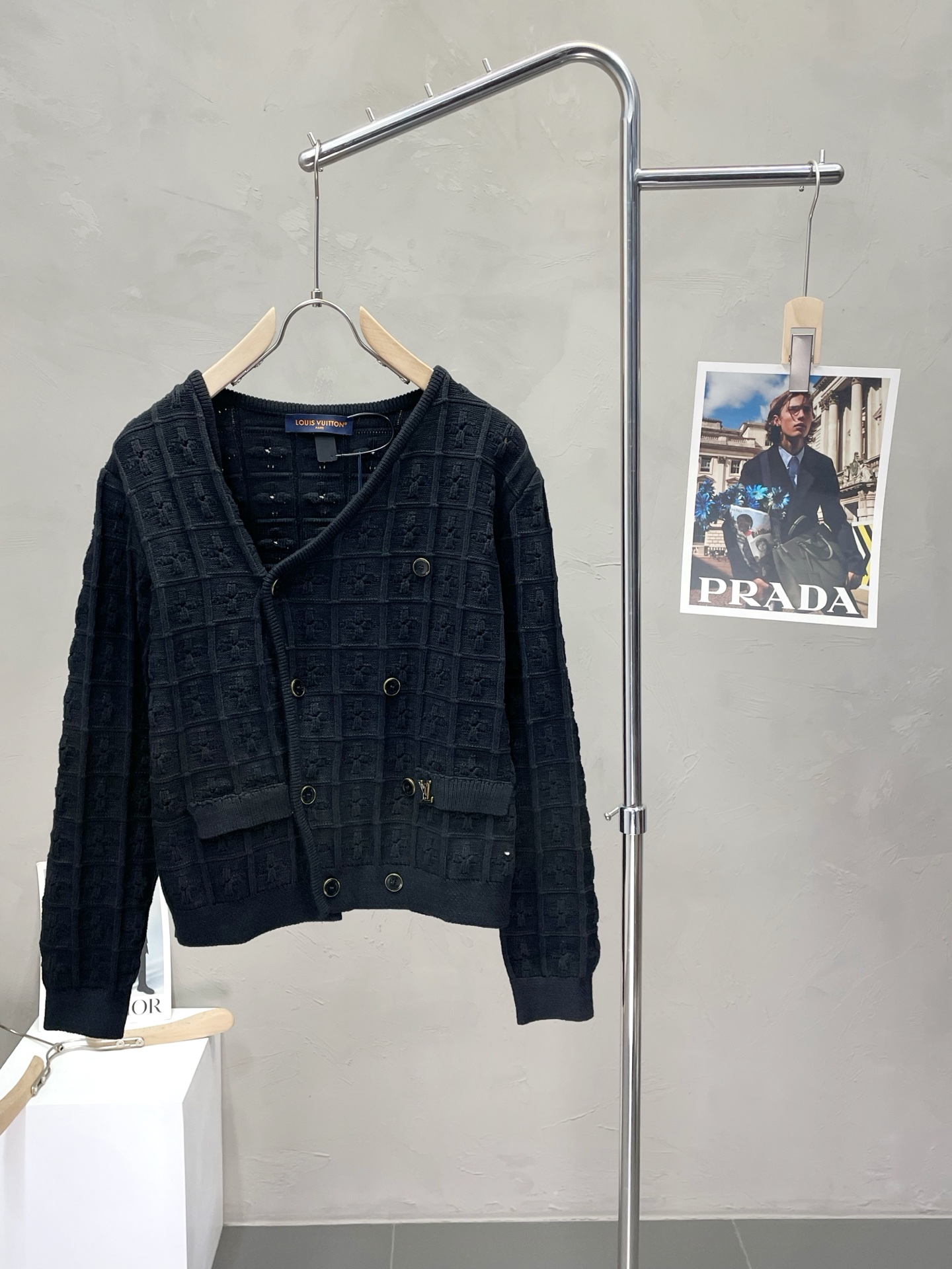 NO:451846,.Louis Vuitton exclusively offers the latest autumn and winter fashion sweater jackets. Classic design and design with great appearance. The quality is even more unscrupulous. You can buy it directly. You can't get it wrong! Through detailed pictures, you can feel its powerful aura. The imported fabric has a significant effect in keeping warm, so you don’t have to worry about a little chill! It is both fashionable and functional, and the whole style looks more luxurious and elegant! Size S-XL, louis vuitton,louis vuitton,jackets & coats,sweaters,alexander wang19860909.Louis Vuitton路易威登独家专供最新秋冬时尚毛衣外套 经典设计与颜值爆棚的设计 品质更是无法挑剔品控可以直接入手,不容过错的高端臻品！通过细节图片便可感受到它强悍的气场,进口面料 聚温保暖效果显著,完全不用担心会有一点寒意！时尚与功能性兼备,整款显得更加的奢华大气！ 尺码S-XL,,louis vuitton,louis vuitton,jackets & coats,sweaters,alexander wang,Men's clothing