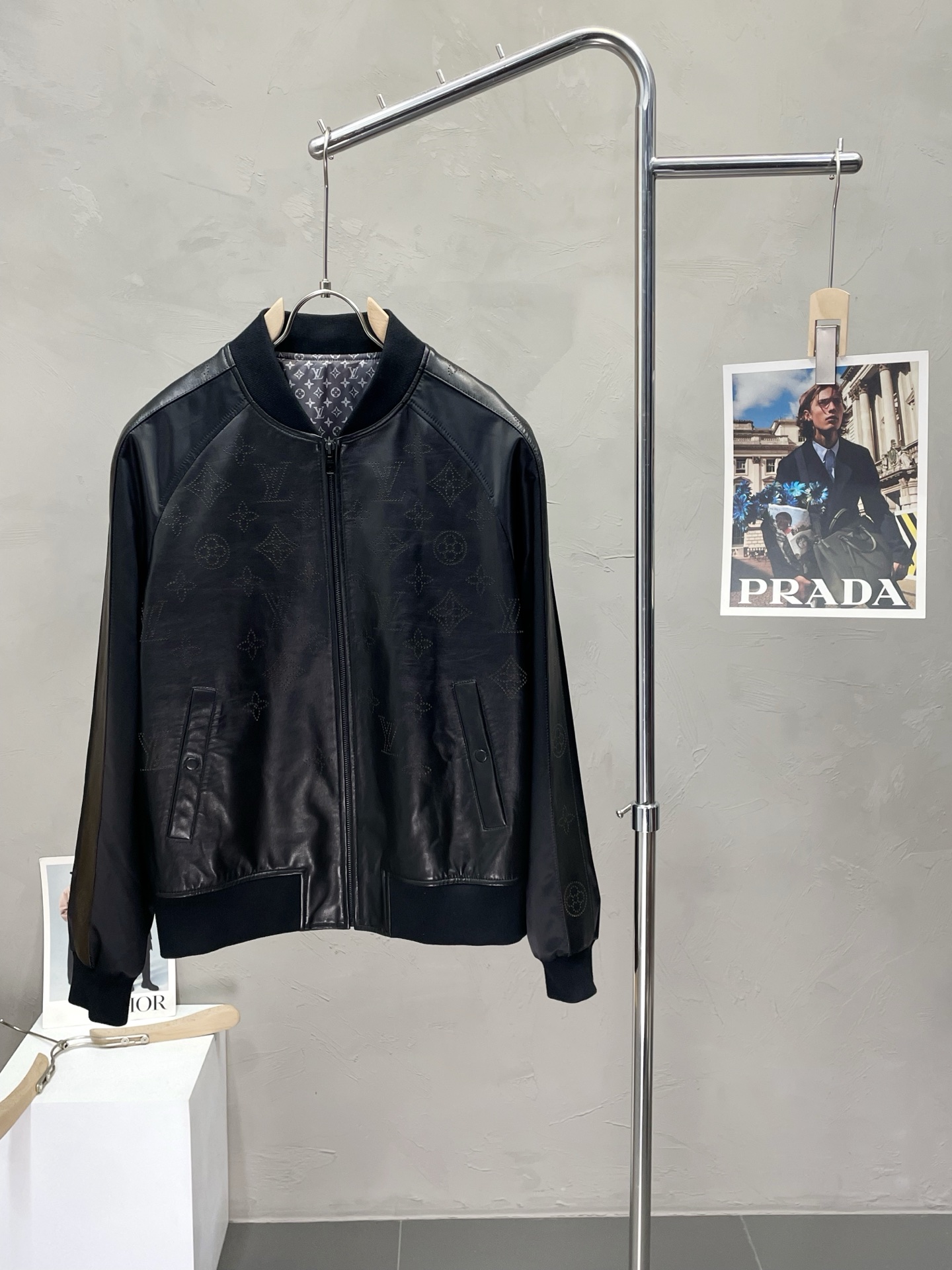 NO:566096,.Leather jackets - Louis Vuitton exclusively provides the latest spring and autumn leather jackets. Leather jackets with classic designs and stunning looks. Imported leather fabrics. The quality is impeccable. Quality control can be purchased directly. High-end products that cannot be faulted! You can feel its powerful aura through the detailed pictures. It has a remarkable effect of gathering heat and keeping warm, so you don’t have to worry about getting a little chilly! Both fashionable and functional, the whole style looks more luxurious! Size M-3XL,,louis vuitton,louis vuitton,jackets & coats,jackets & coats,leather jacket,alexander wang19860909.皮衣- Louis Vuitton路易威登独家专供最新春秋皮夹克外套 经典设计与颜值爆棚的皮衣 进口皮面料 品质更是无法挑剔品控可以直接入手,不容过错的高端臻品！通过细节图片便可感受到它强悍的气场,聚温保暖效果显著,完全不用担心会有一点寒意！时尚与功能性兼备,整款显得更加的奢华大气！ 尺码M-3XL,,louis vuitton,louis vuitton,jackets & coats,jackets & coats,leather jacket,alexander wang,Men's clothing