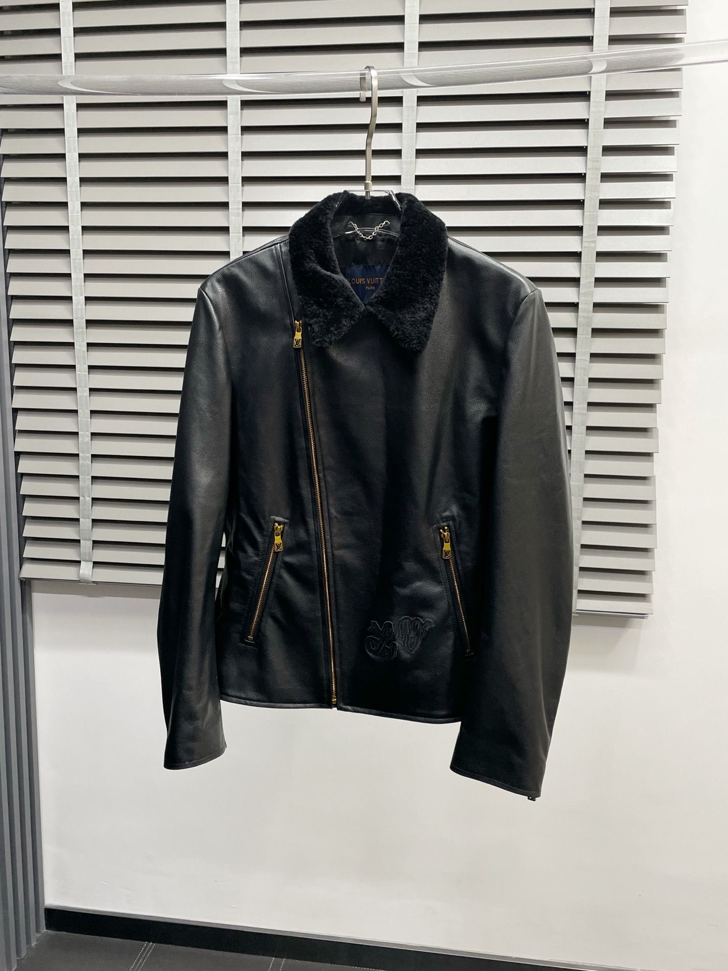 NO:443566,.Leather Jackets - Louis Vuitton exclusively offers the latest spring and autumn leather jackets. Classic design and beautiful leather jackets. Imported leather fabrics. The quality is even more unscrupulous. You can buy it directly. You can't get it wrong! Through the detailed pictures, you can feel its powerful aura, and the warm-concentration effect is significant, so you don’t have to worry about the chill at all! It is both fashionable and functional, and the whole style looks more luxurious and elegant! Size M-3XL, louis vuitton,louis vuitton,jackets & coats,jackets & coats,leather jacket,alexander wang19860909.皮衣- Louis Vuitton路易威登独家专供最新春秋皮夹克外套 经典设计与颜值爆棚的皮衣 进口皮面料 品质更是无法挑剔品控可以直接入手,不容过错的高端臻品！通过细节图片便可感受到它强悍的气场,聚温保暖效果显著,完全不用担心会有一点寒意！时尚与功能性兼备,整款显得更加的奢华大气！ 尺码M-3XL,,louis vuitton,louis vuitton,jackets & coats,jackets & coats,leather jacket,alexander wang,Men's clothing