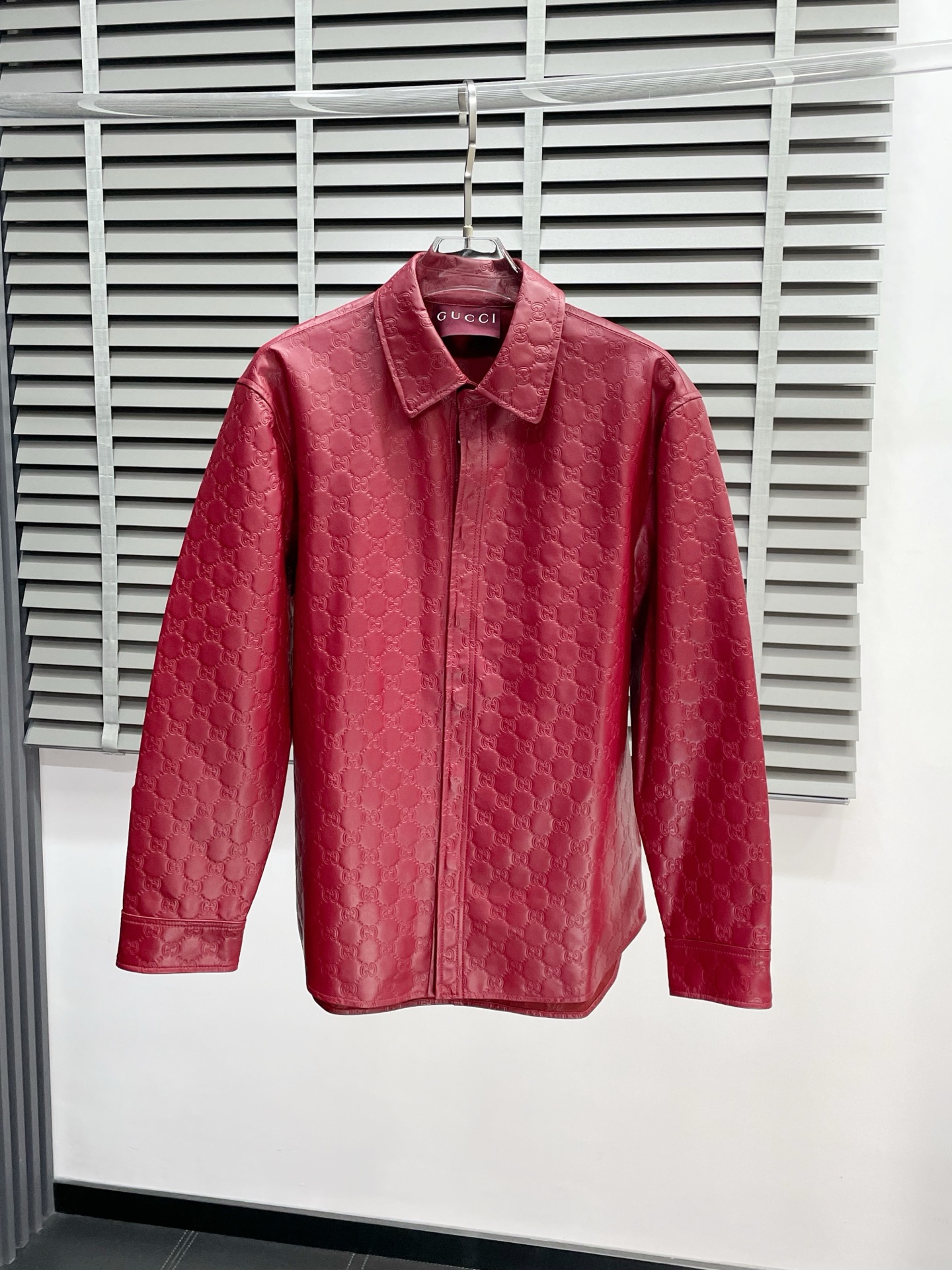 NO:571389,.Leather jackets - Gucci exclusively supplies the latest spring and autumn leather jackets. Leather jackets with classic designs and stunning looks. Imported leather fabrics. The quality is impeccable. Quality control allows you to buy it directly. It is a high-end product that cannot be faulted! You can feel its powerful aura through the detailed pictures. It has a remarkable effect of gathering heat and keeping warm, so you don’t have to worry about getting a little chilly! Both fashionable and functional, the whole style looks more luxurious! Size M-3XL,,gucci,gucci,jackets & coats,jackets & coats,leather jacket,alexander wang19860909.皮衣- Gucci古驰独家专供最新春秋皮夹克外套 经典设计与颜值爆棚的皮衣 进口皮面料 品质更是无法挑剔品控可以直接入手,不容过错的高端臻品！通过细节图片便可感受到它强悍的气场,聚温保暖效果显著,完全不用担心会有一点寒意！时尚与功能性兼备,整款显得更加的奢华大气！ 尺码M-3XL,,gucci,gucci,jackets & coats,jackets & coats,leather jacket,alexander wang,Men's clothing