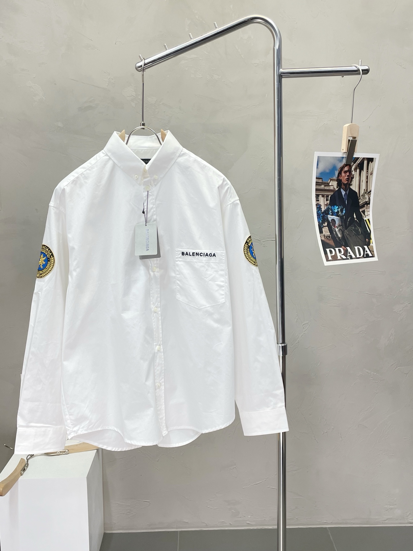 NO:443559,.Balenciga exclusively offers new men's casual long-sleeved shirts, high-end customization, high-end version, fashionable and versatile imported fabrics, super soft and delicate, skin-friendly and comfortable to wear, high-end boutique, OEM, fine-made, very good for the upper body, men's essential items, three standards, 36.38.40.42,,balenciaga,balenciaga,shirts,alexander wang19860909.Balenciga巴黎世家独家专供新款男士休闲长袖衬衫 高端定制 高端版本 时尚百搭爆款进口面料 手感超柔软细腻 穿着亲肤舒适 高端精品 代工厂精细做上身非常赞 男士必备单品 三标齐全 码数36.38.40.42,,balenciaga,balenciaga,shirts,alexander wang,Men's clothing