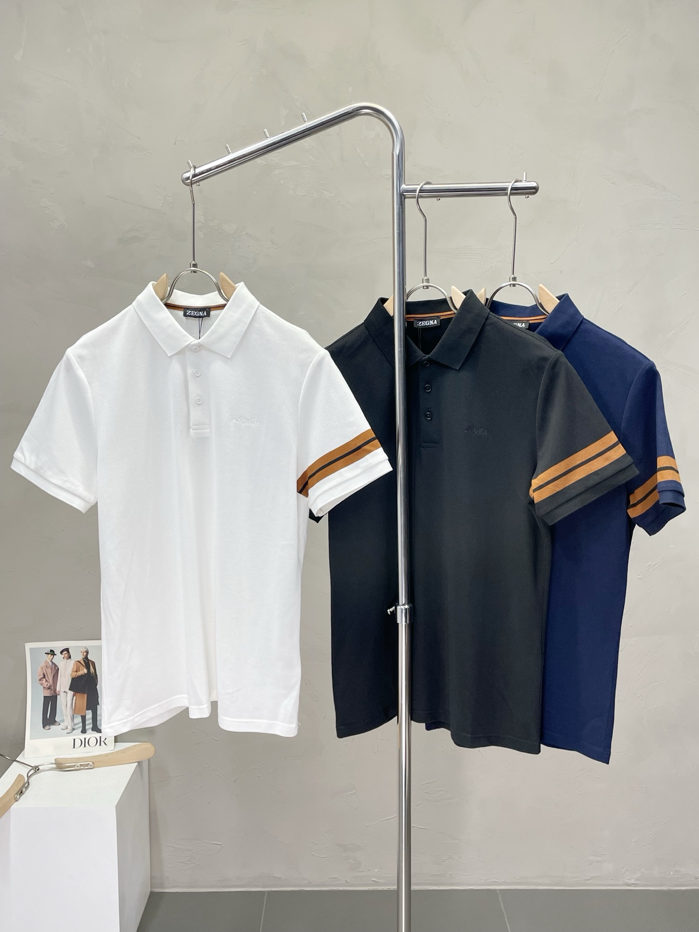 NO:473598,.ZEGNA exclusively offers new original single men's casual short sleeves, high-end customization, high-end version, fashionable and versatile imported fabric, super soft and delicate, skin-friendly and comfortable to wear, high-end boutique, OEM, fine production, very good for the upper body, men's essential items, three standards, code M-4XL,,zegna, T-shirt, alexander wang19860909.ZEGNA杰尼亚独家专供新款原单男士休闲短袖 高端定制 高端版本 时尚百搭爆款进口面料 手感超柔软细腻 穿着亲肤舒适 高端精品 代工厂精细做上身非常赞 男士必备单品 三标齐全 码数M-4XL,,zegna,T-shirt,alexander wang,Men's clothing