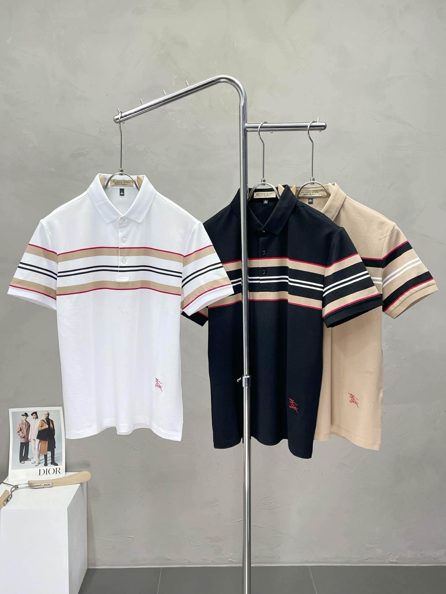 NO:473593,.Burberry Burberry exclusively offers new original single men's casual short sleeves, high-end customization, high-end version, fashionable and versatile imported fabric, super soft and delicate, skin-friendly and comfortable to wear, high-end boutique, OEM, fine production, very good for the upper body, men's essential items, complete three standards, M-4XL,,burberry,burberry,T-shirt,alexander wang19860909.Burberry巴宝莉独家专供新款原单男士休闲短袖 高端定制 高版本 时尚百搭爆款进口面料 手感超柔软细腻 穿着亲肤舒适 高端精品 代工厂精细做上身非常赞 男士必备单品 三标齐全 码数M-4XL,,burberry,burberry,T-shirt,alexander wang,Men's clothing