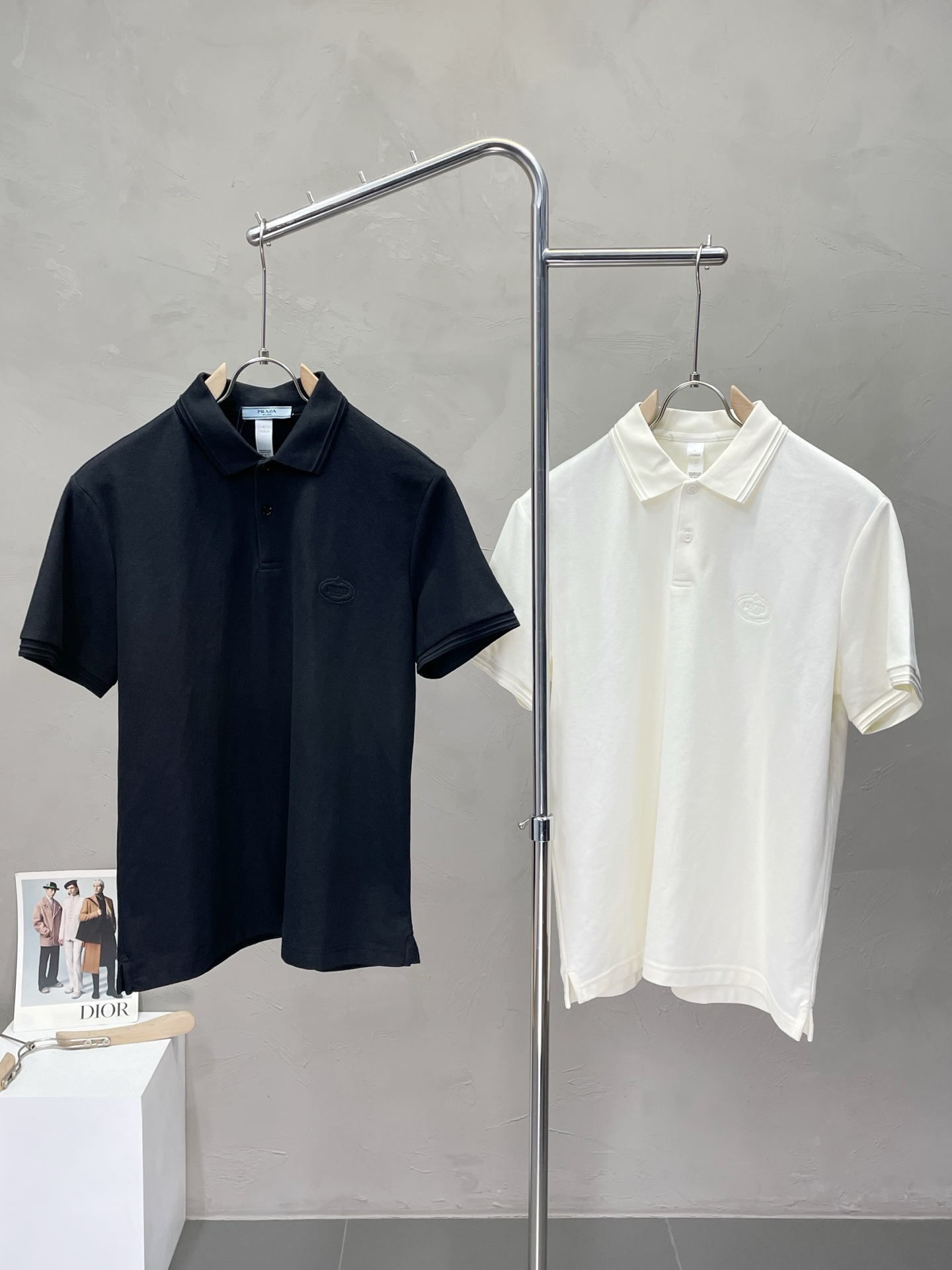 NO:445690,.Prada exclusively offers new original single men's casual short sleeves, high-end customization, high-end version, fashionable and versatile imported fabric, super soft and delicate, skin-friendly and comfortable to wear, high-end boutique, OEM, fine production, very good for the upper body, men's essential items, complete three standards, M-3XL,,prada,prada,T-shirt,alexander wang19860909.Prada普拉达独家专供新款原单男士休闲短袖 高端定制 高版本 时尚百搭爆款进口面料 手感超柔软细腻 穿着亲肤舒适 高端精品 代工厂精细做上身非常赞 男士必备单品 三标齐全 码数M-3XL,,prada,prada,T-shirt,alexander wang,Men's clothing