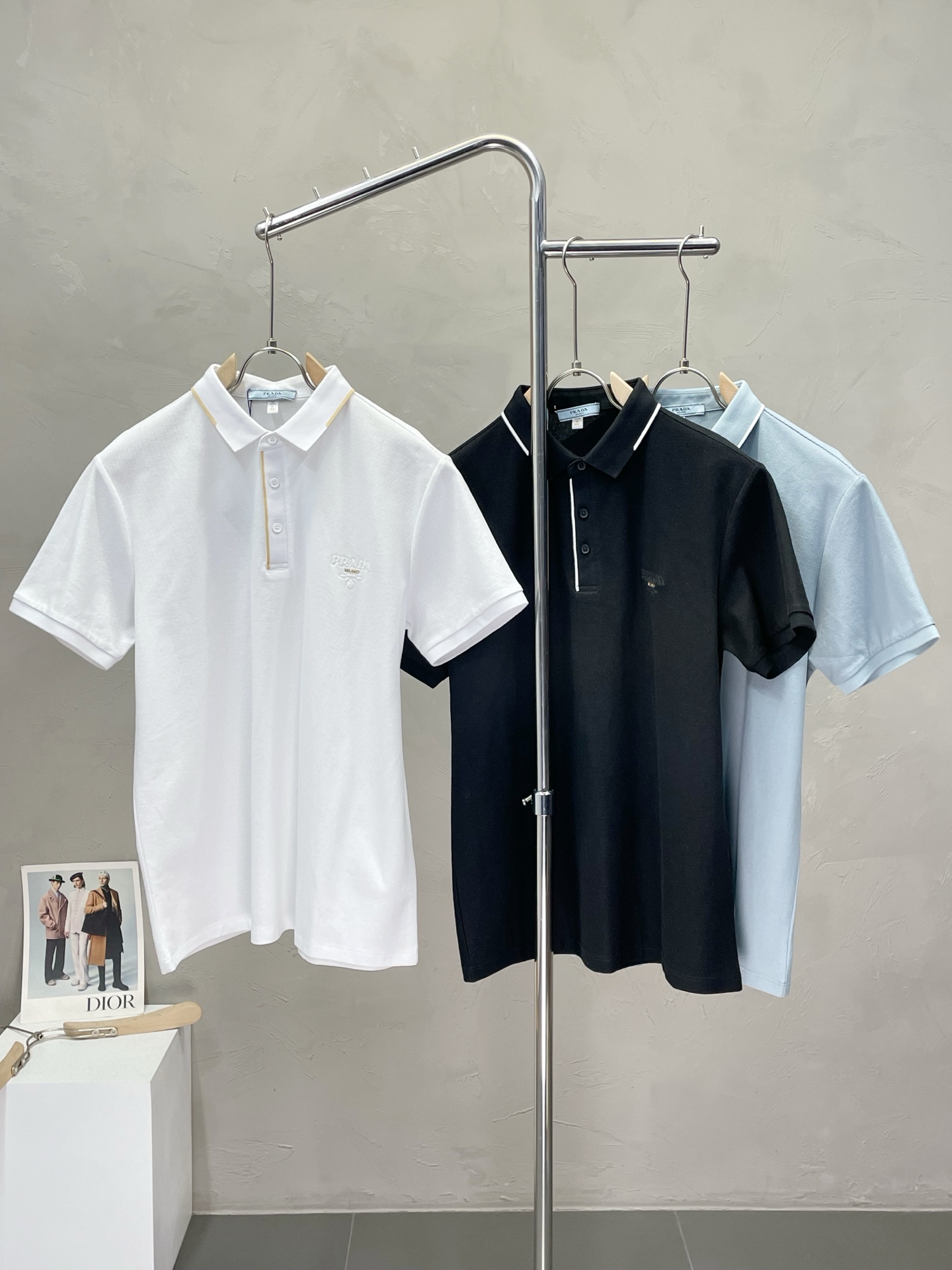 NO:445658,.Prada exclusively offers new original single men's casual short sleeves, high-end customization, high-end version, fashionable and versatile imported fabric, super soft and delicate, skin-friendly and comfortable to wear, high-end boutique, OEM, fine production, very good for the upper body, men's essential items, complete three standards, M-3XL,,prada,prada,T-shirt,alexander wang19860909.Prada普拉达独家专供新款原单男士休闲短袖 高端定制 高版本 时尚百搭爆款进口面料 手感超柔软细腻 穿着亲肤舒适 高端精品 代工厂精细做上身非常赞 男士必备单品 三标齐全 码数M-3XL,,prada,prada,T-shirt,alexander wang,Men's clothing