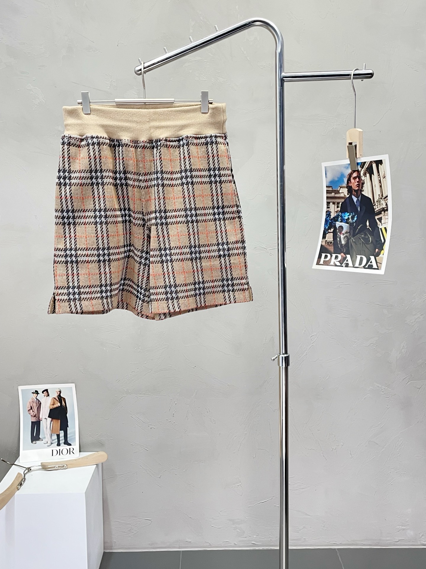 NO:451668,.Burberry exclusively offers new casual cotton blended check shorts high-end version!  Customized fabrics for counters are breathable and comfortable, with impeccable details, and the brand element design concept reflects high quality. The feel is delicate and soft!  It is casually cut, with a great upper body style!  Number of codes: S-XL, burberry, burberry, shorts, alexander wang19860909.Burberry巴宝莉独家专供新款休闲棉质混纺格纹短裤 高端版本！专柜定制面料 透气舒适度高,细节无可挑剔,品牌元素设计理念,体现高品质.手感细腻柔软！呈现休闲裁剪,上身版型超赞！码数: S-XL,,burberry,burberry,shorts,alexander wang,Men's clothing