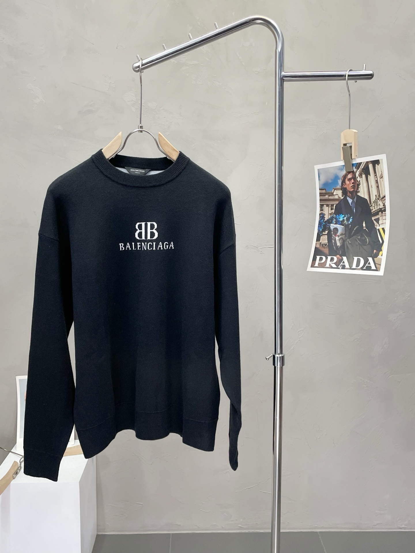 NO:451644,.Balenciaga exclusively offers the latest autumn and winter fashion pullover sweaters. A classic jacket with a strong sense of design and appearance, and the quality is even more unscrupulous. You can buy it directly. You can't get it wrong! Through the detailed pictures, you can feel its powerful aura, and the warm-concentration effect is significant, so you don’t have to worry about the chill at all! It is both fashionable and functional, and the whole style looks more luxurious and elegant! Size XS-L, balenciaga, balenciaga, jackets & coats, sweaters, alexander wang19860909.Balenciaga巴黎世家独家专供最新秋冬时尚套头毛衣 经典设计感与颜值爆棚的外套,品质更是无法挑剔品控可以直接入手,不容过错的高端臻品！通过细节图片便可感受到它强悍的气场,聚温保暖效果显著,完全不用担心会有一点寒意！时尚与功能性兼备,整款显得更加的奢华大气！ 尺码XS-L,,balenciaga,balenciaga,jackets & coats,sweaters,alexander wang,Men's clothing