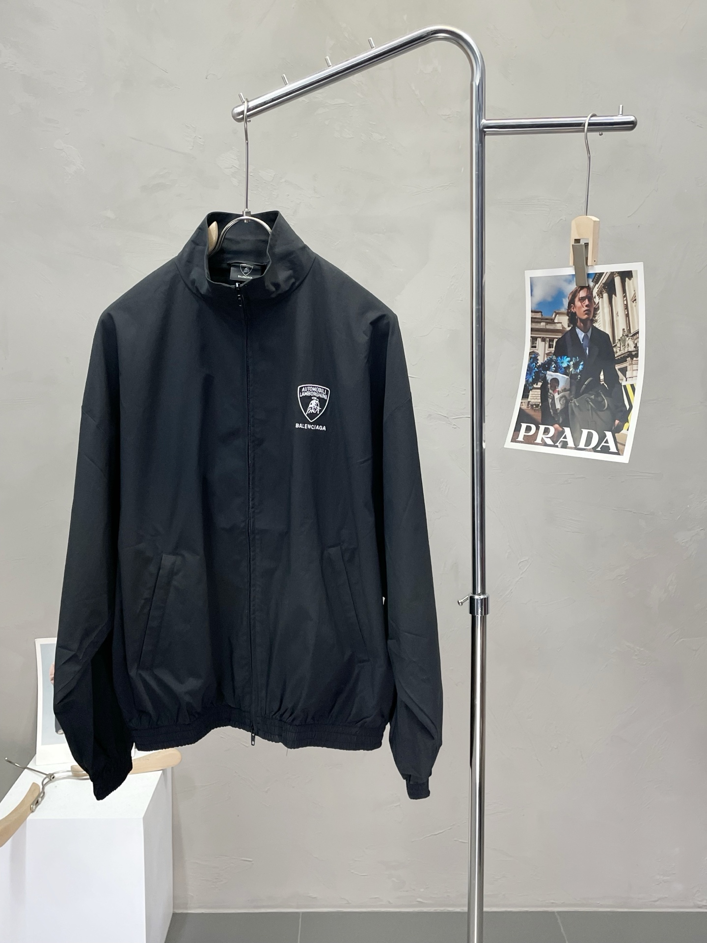 NO:451664,.Balenciaga exclusively offers the latest spring and autumn stand-up collar jackets. A classic jacket with a strong sense of design and appearance. The quality is even more unscrupulous. You can buy it directly. You can't get it wrong! Through the detailed pictures, you can feel its powerful aura, and the warm-concentration effect is significant, so you don’t have to worry about the chill at all! It is both fashionable and functional, and the whole style looks more luxurious and elegant! Size 40.42.44.46,,balenciaga,balenciaga,jackets & coats,jackets & coats,alexander wang19860909.Balenciaga巴黎世家独家专供最新春秋立领夹克 经典设计感与颜值爆棚的外套,品质更是无法挑剔品控可以直接入手,不容过错的高端臻品！通过细节图片便可感受到它强悍的气场,聚温保暖效果显著,完全不用担心会有一点寒意！时尚与功能性兼备,整款显得更加的奢华大气！ 尺码40.42.44.46,,balenciaga,balenciaga,jackets & coats,jackets & coats,alexander wang,Men's clothing