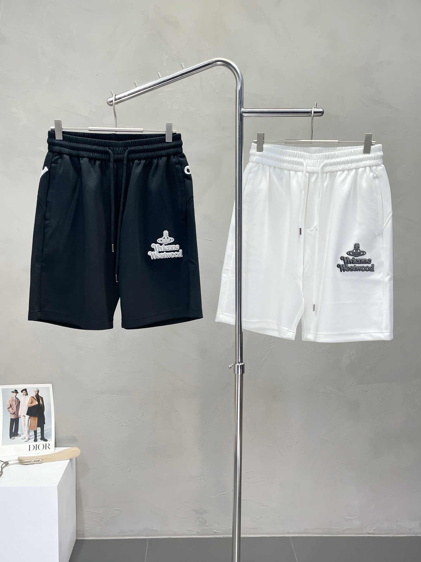 NO:451648,.Vivienne Westwood Queen Mother exclusively offers new casual shorts, high-end version!  Customized fabrics for counters are breathable and comfortable, with impeccable details, and the brand element design concept reflects high quality. The feel is delicate and soft!  It is casually cut, with a great upper body style!  Code number M-3XL, shorts, alexander wang19860909.Vivienne Westwood西太后独家专供新款休闲短裤,高端版本！专柜定制面料 透气舒适度高,细节无可挑剔,品牌元素设计理念,体现高品质.手感细腻柔软！呈现休闲裁剪,上身版型超赞！码数M-3XL,,shorts,alexander wang,Men's clothing