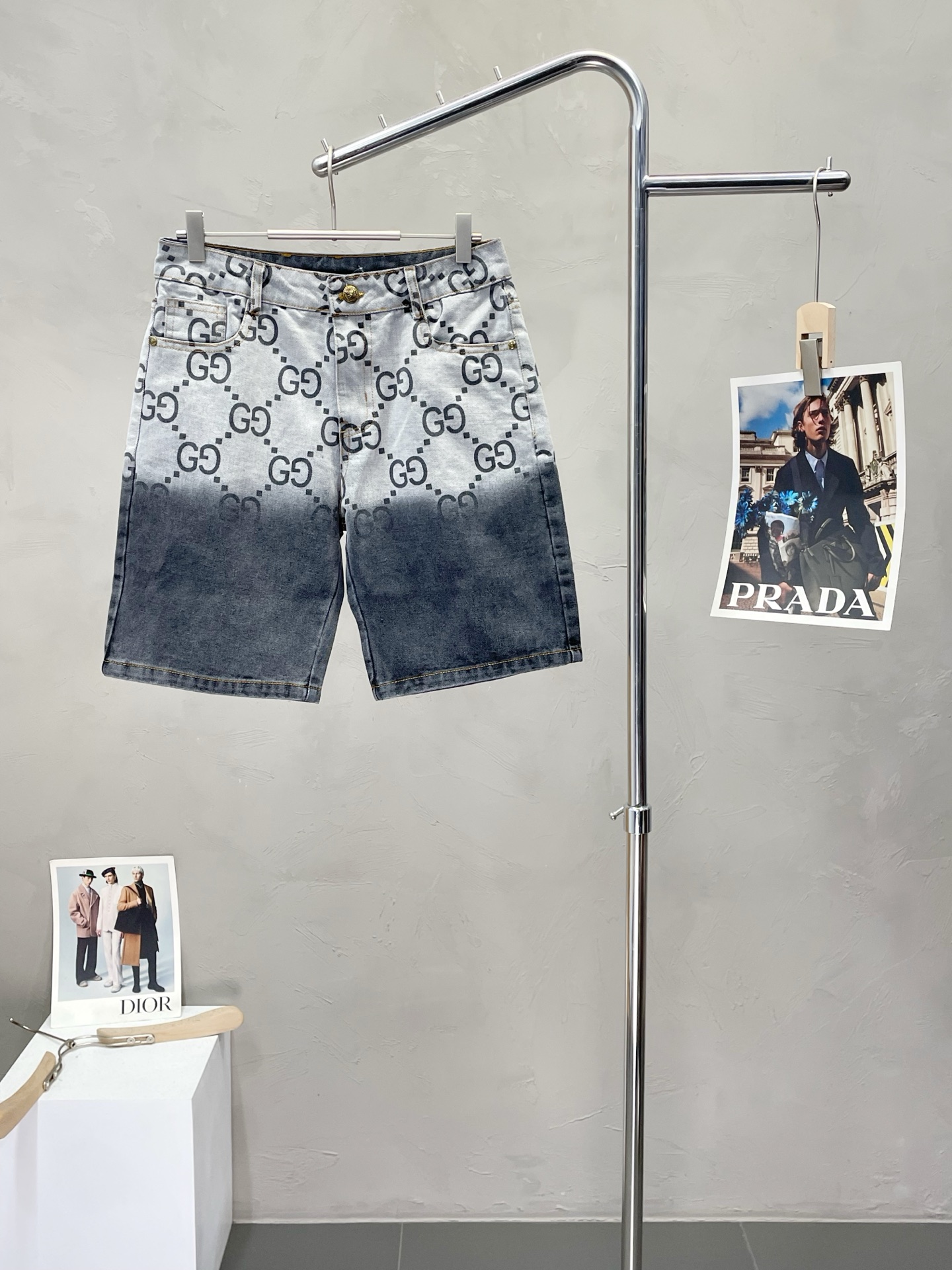 NO:451658,.Gucci exclusively offers new casual denim shorts, high-end version!  Customized fabrics for counters are breathable and comfortable, with impeccable details, and the brand element design concept reflects high quality. The feel is delicate and soft!  It is casually cut, with a great upper body style!  Number of codes 30-36 (no 35), gucci, gucci, shorts, alexander wang19860909.Gucci古驰独家专供新款休闲牛仔短裤,高端版本！专柜定制面料 透气舒适度高,细节无可挑剔,品牌元素设计理念,体现高品质.手感细腻柔软！呈现休闲裁剪,上身版型超赞！码数30-36（无35）,,gucci,gucci,shorts,alexander wang,Men's clothing